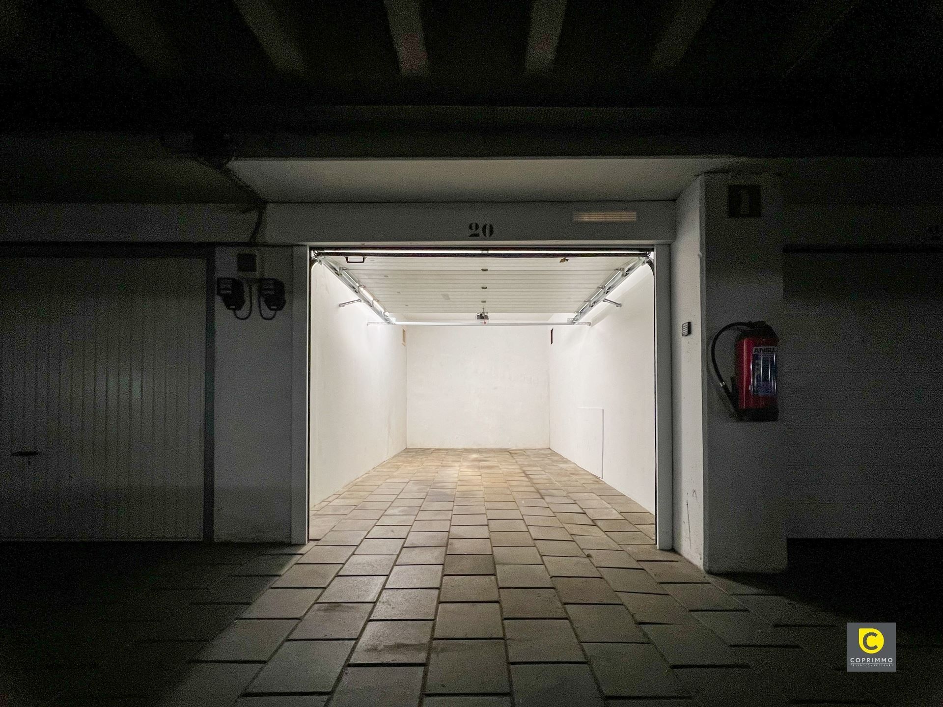 Box met afstandsbediening en elektriciteitsmeter foto 3