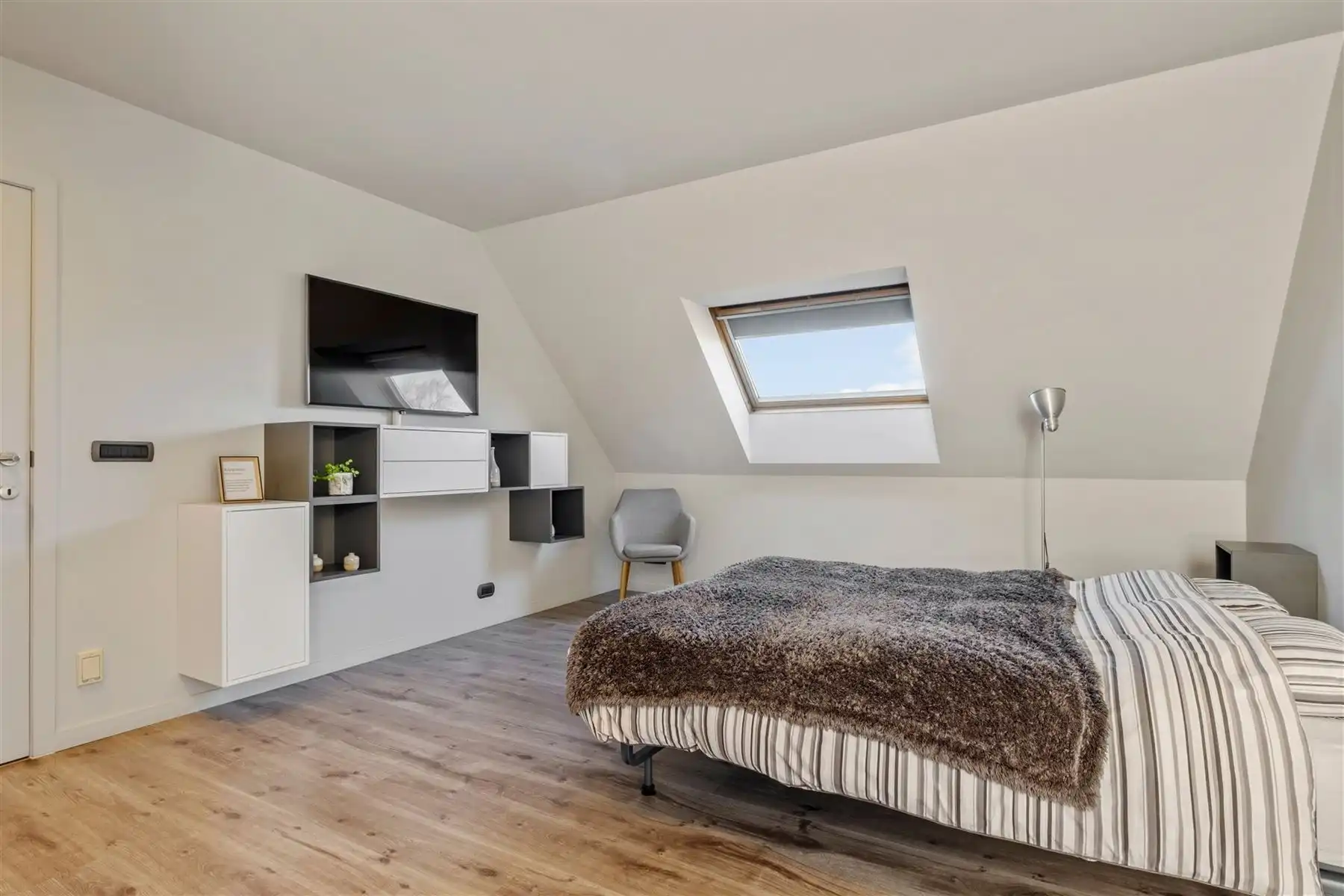 Instapklare gezinswoning met zwembad en multifunctioneel bijgebouw foto 10