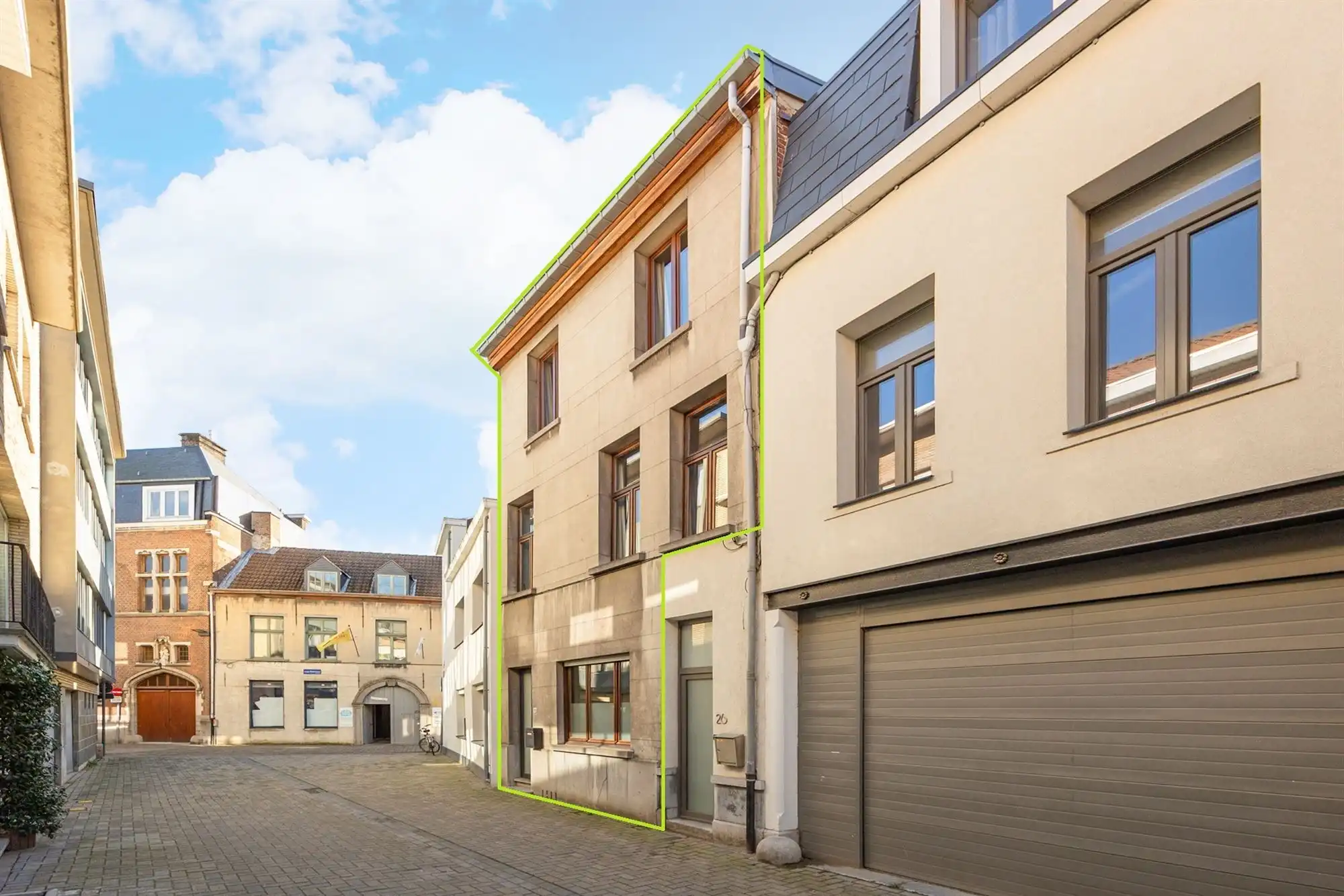 Hoofdfoto van de publicatie: Te renoveren stadswoning nabij de Kruidtuin in Mechelen