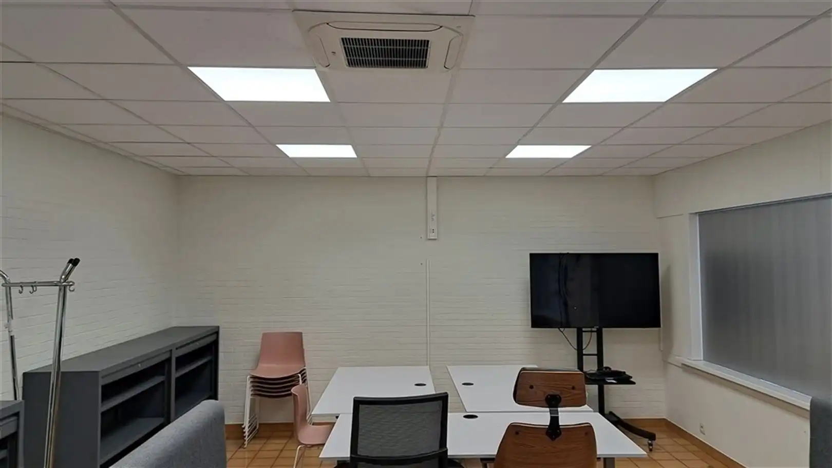 Semi-industrieel bedrijfsgebouw met laad-en loskades en rolbruggen foto 16