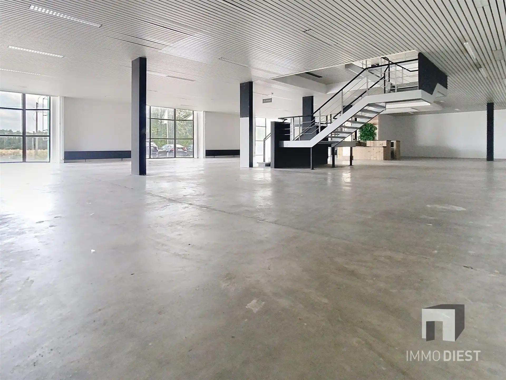 Handelspand van 1181m2 met ruime parking langs verbindingsweg foto 10