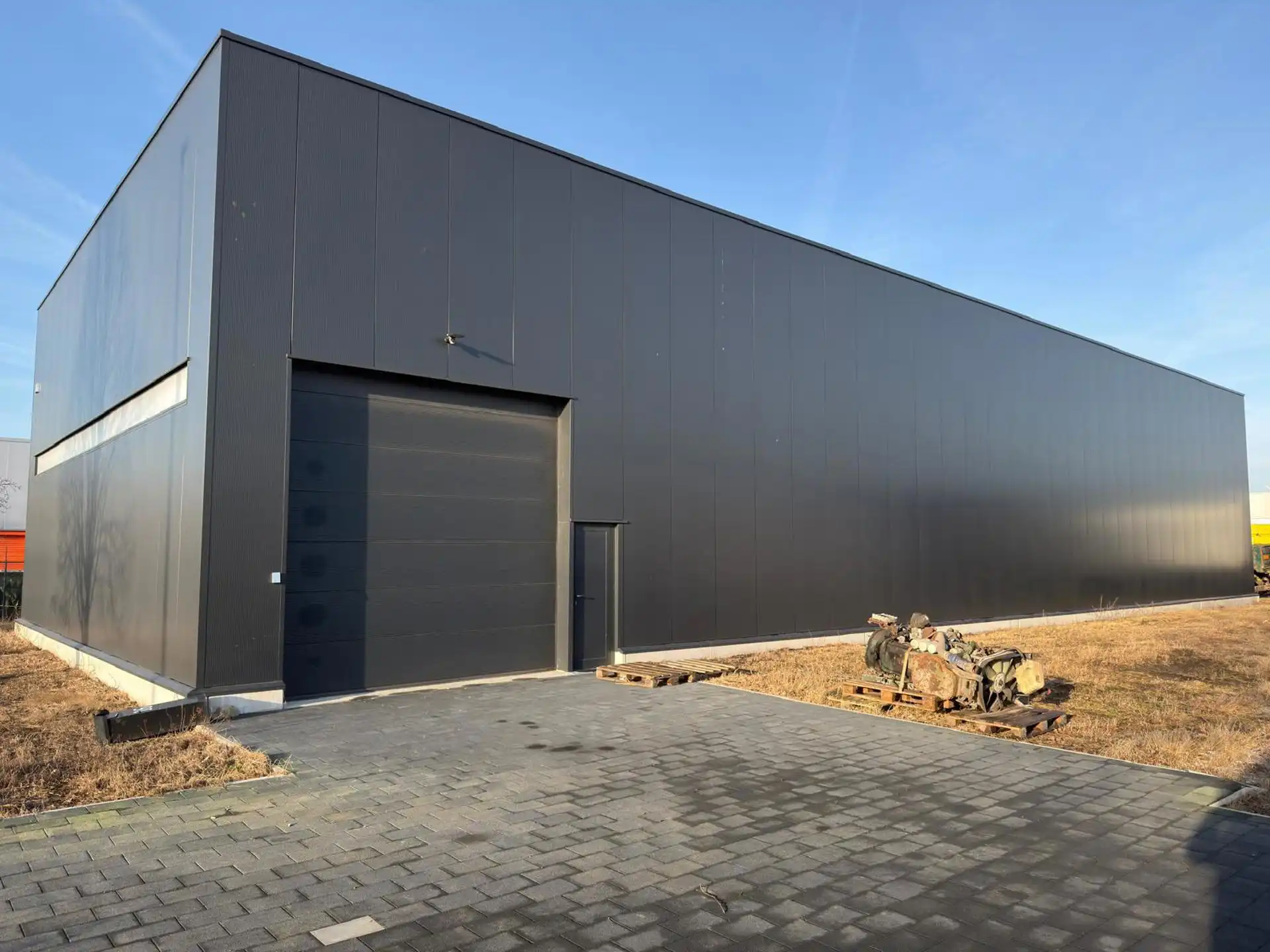 TE HUUR GENK - Hal met verdieping 900m² (+BUITENTERREIN) foto 2
