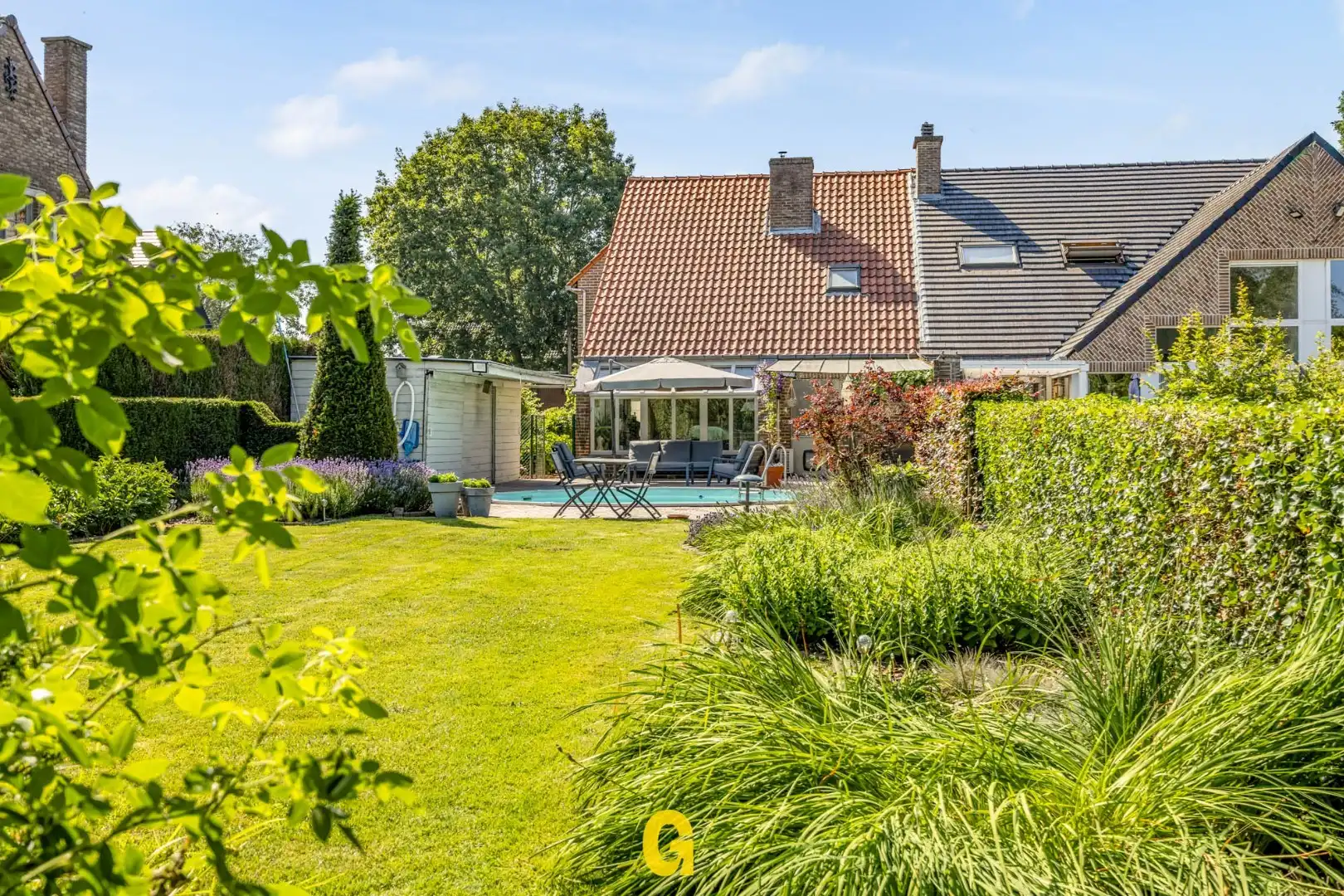 Halfopen woning met prachtige tuin met zwembad en blijvend zicht op achterliggend groen foto 2