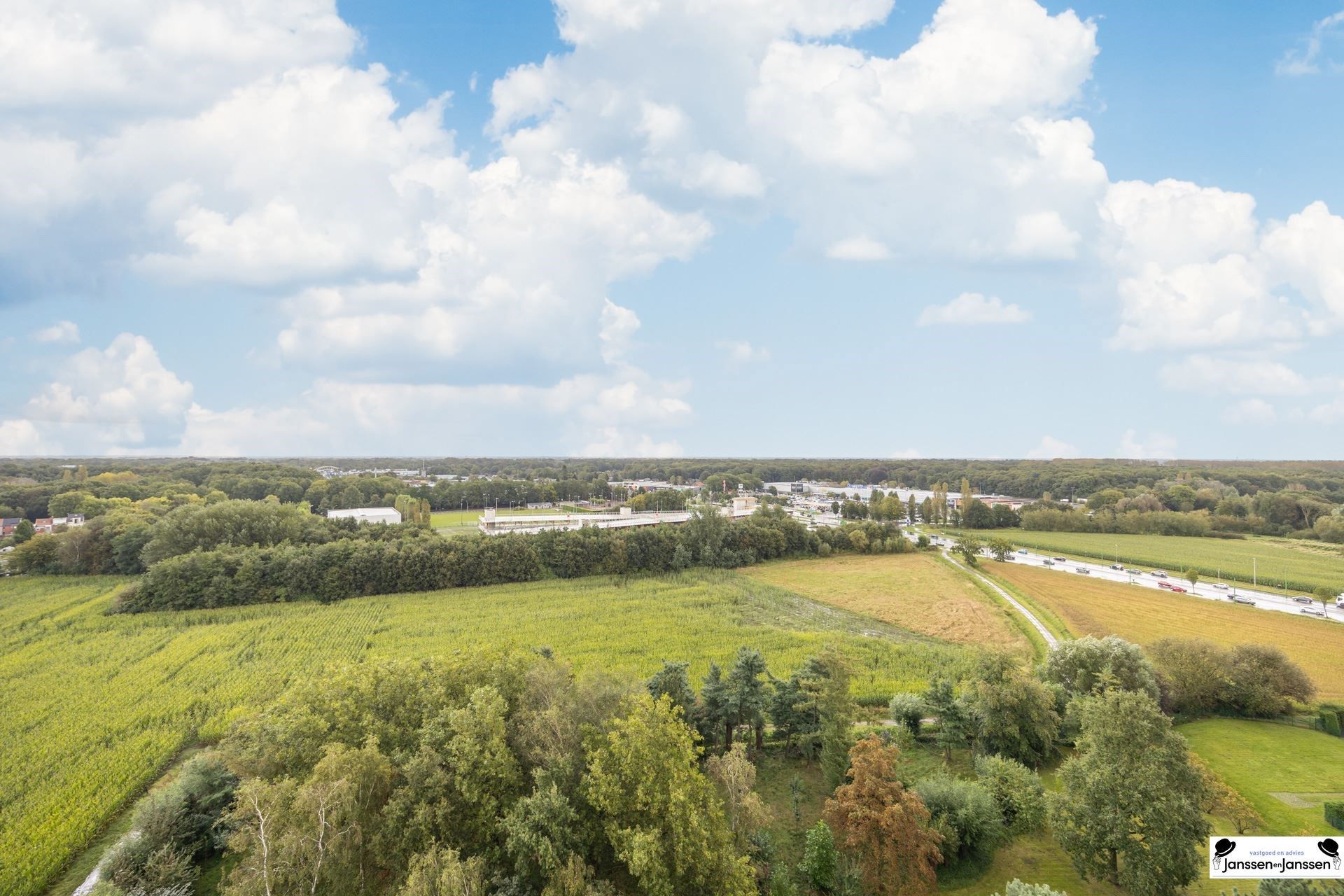 Verhuurde studio met prachtig uitzicht op de 14e verdieping in Merksem foto 12