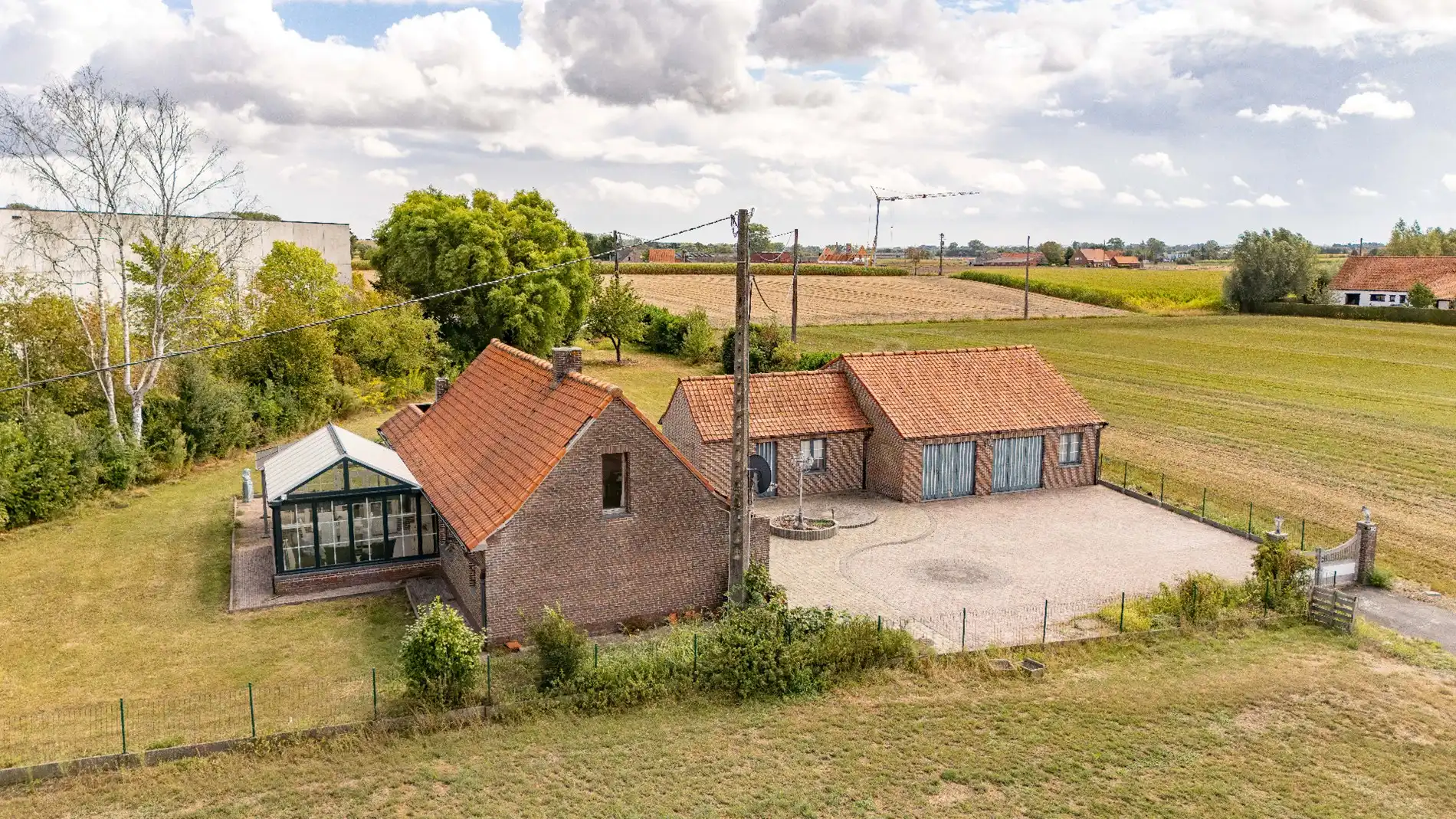 CHARMANTE ALLEENSTAANDE WONING MET BIJGEBOUWEN EN WEILAND  foto 2