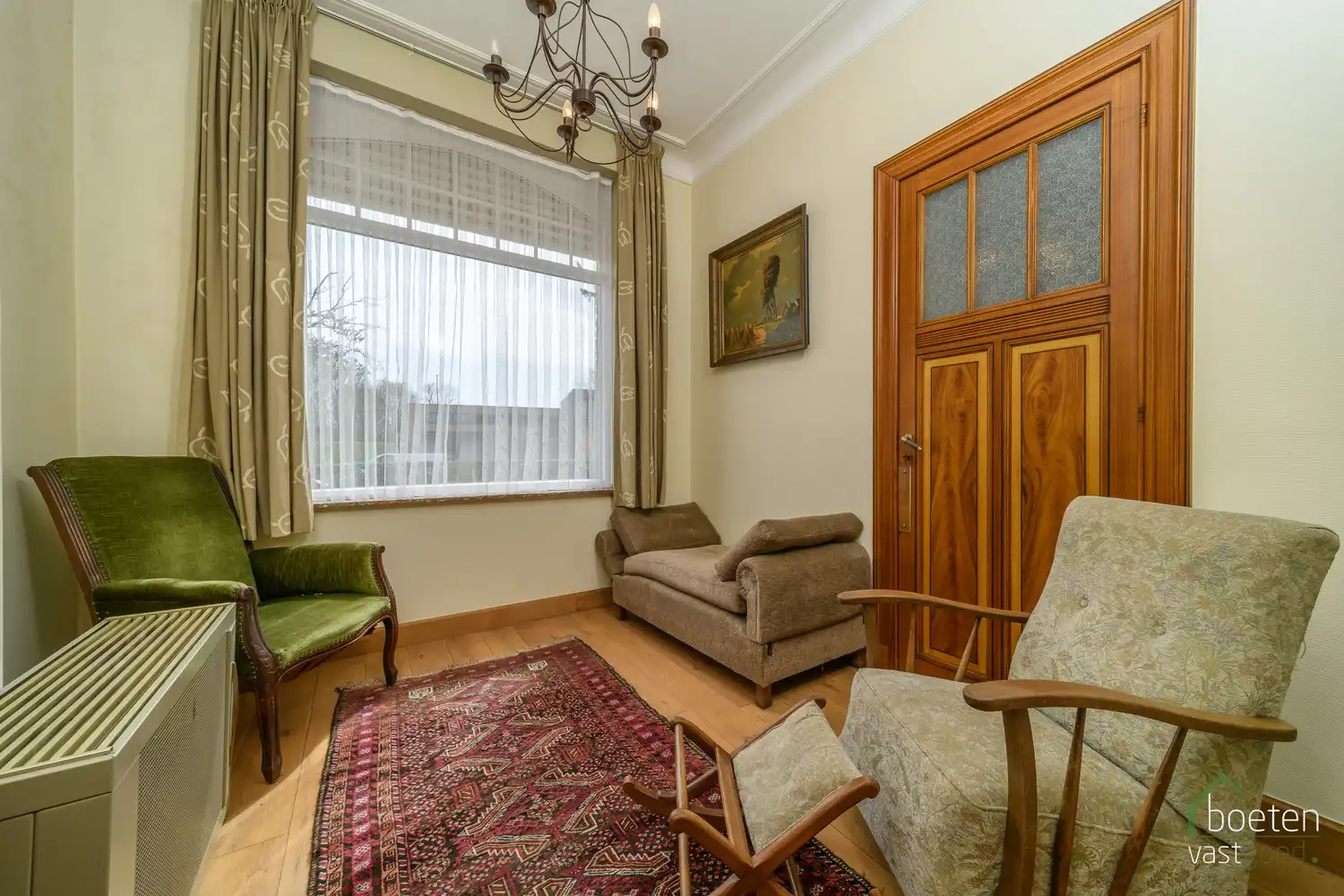 ALVERINGEM: Karaktervolle herenwoning uit het interbellum (jaren 30) met authentieke geveldetails en een warm landelijk interieur op 3.253 m² totale grondopp. foto 11