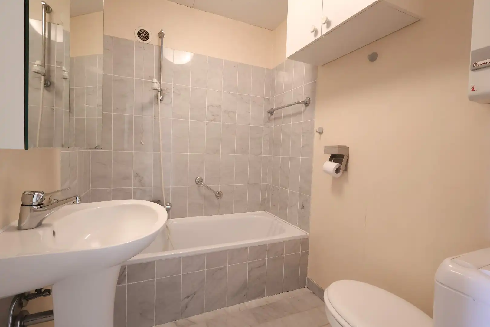 Ruim en zonnig appartement met 2 slaapkamers en een autostaanplaats in Res. Plaza II foto 5