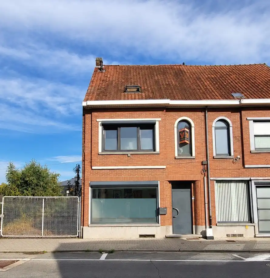 Verrassend ruime, instapklare woning met 3 slaapkamers en zuidger. tuinzone met terras. foto {{pictureIndex}}