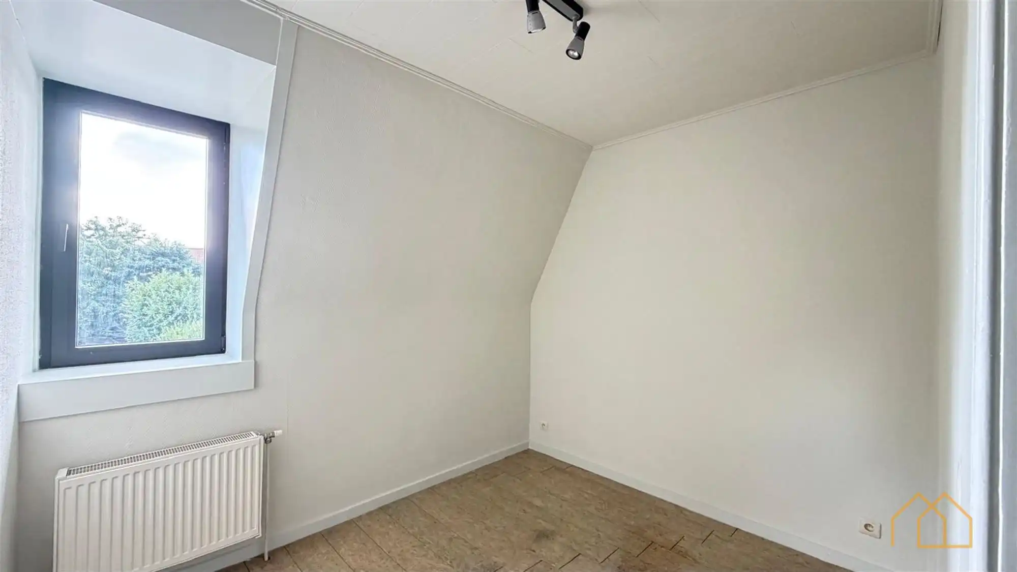 Gerenoveerde rijwoning met tuin foto 17