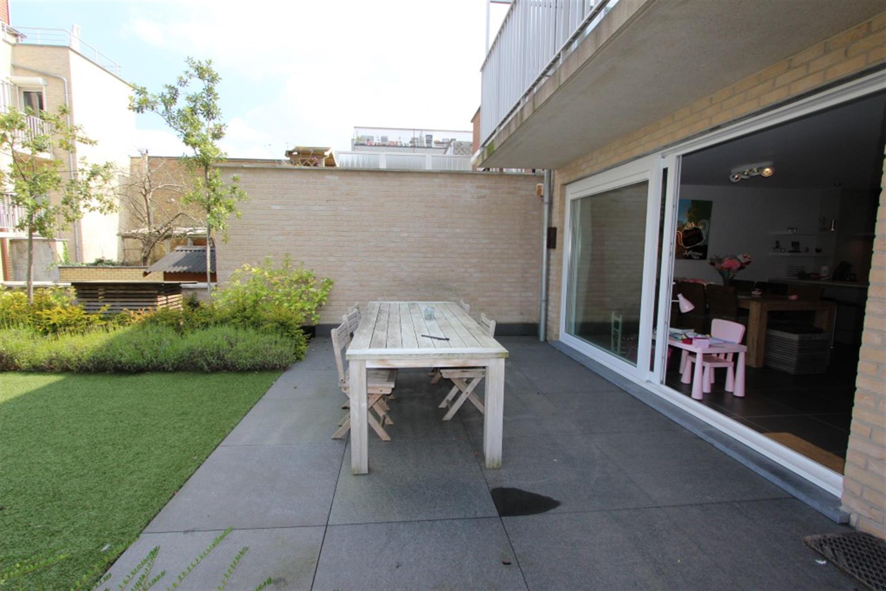 Gemeubeld modern appartement met tuin  foto 12