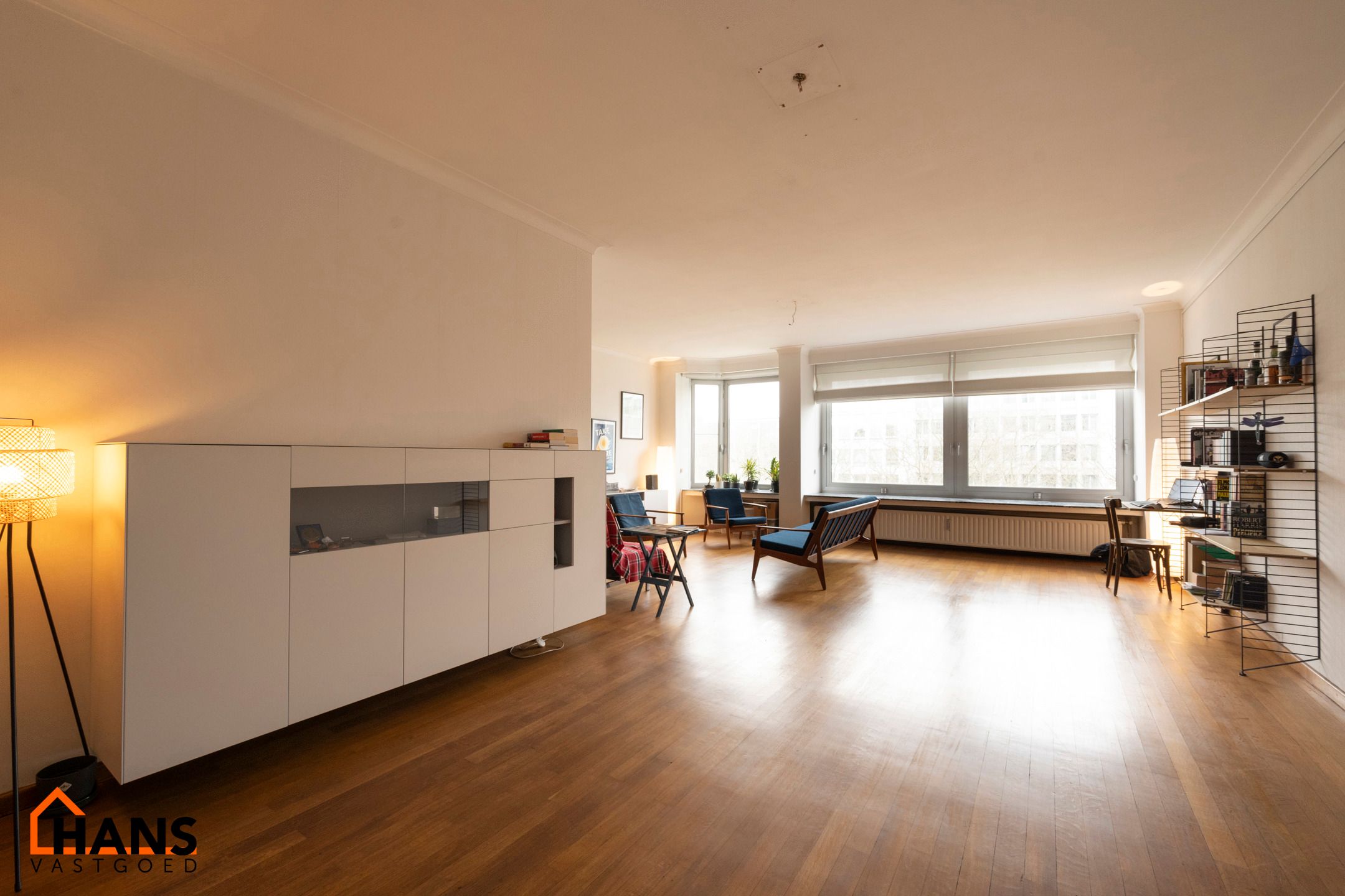 Ruim appartement op de 5de verdieping. foto {{pictureIndex}}