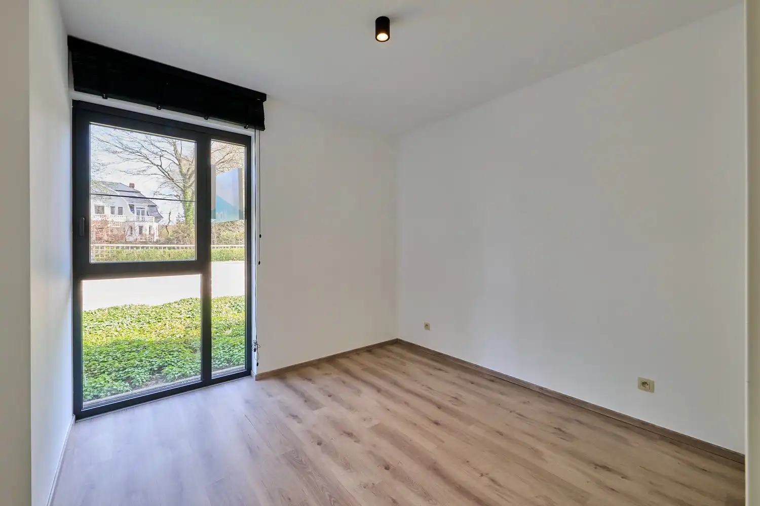 Stijlvol gelijkvloers appartement met zongerichte tuin - EPC11! foto 9