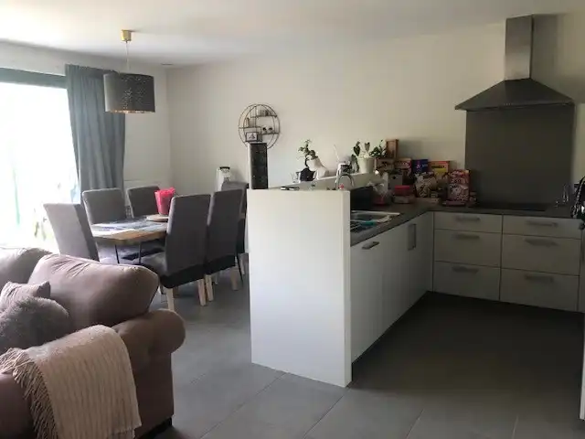 GELIJKSVLOERS APPARTEMENT MET GARAGE TE HUUR IN WACHTEBEKE foto 6
