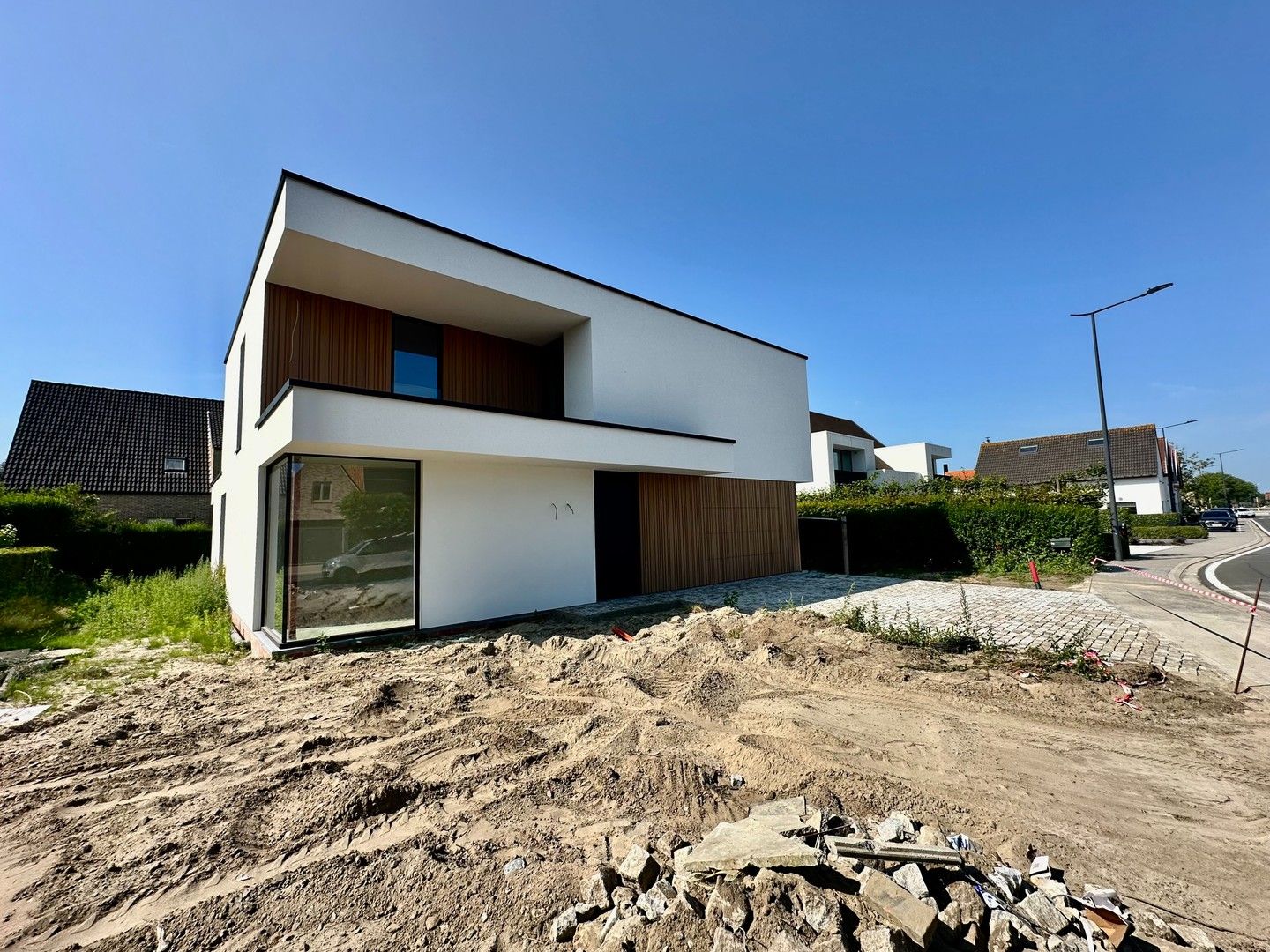 Prachtige nieuwbouw villa met zonnige tuin en terrassen op fietsafstand van de zee. foto 2