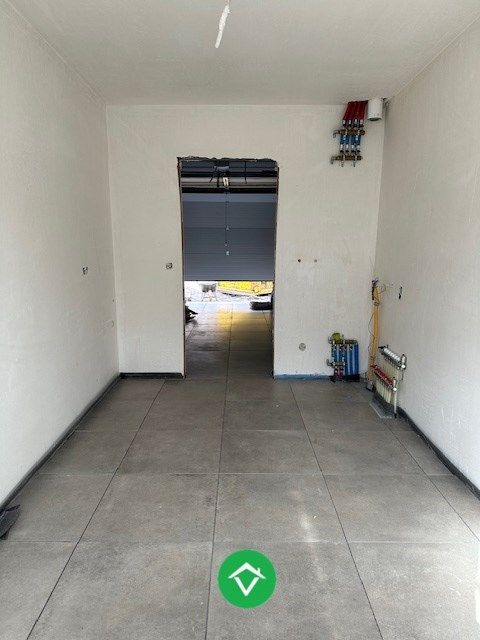 Moderne nieuwbouw tussenwoning met drie slaapkamers en garage in Moere foto 5