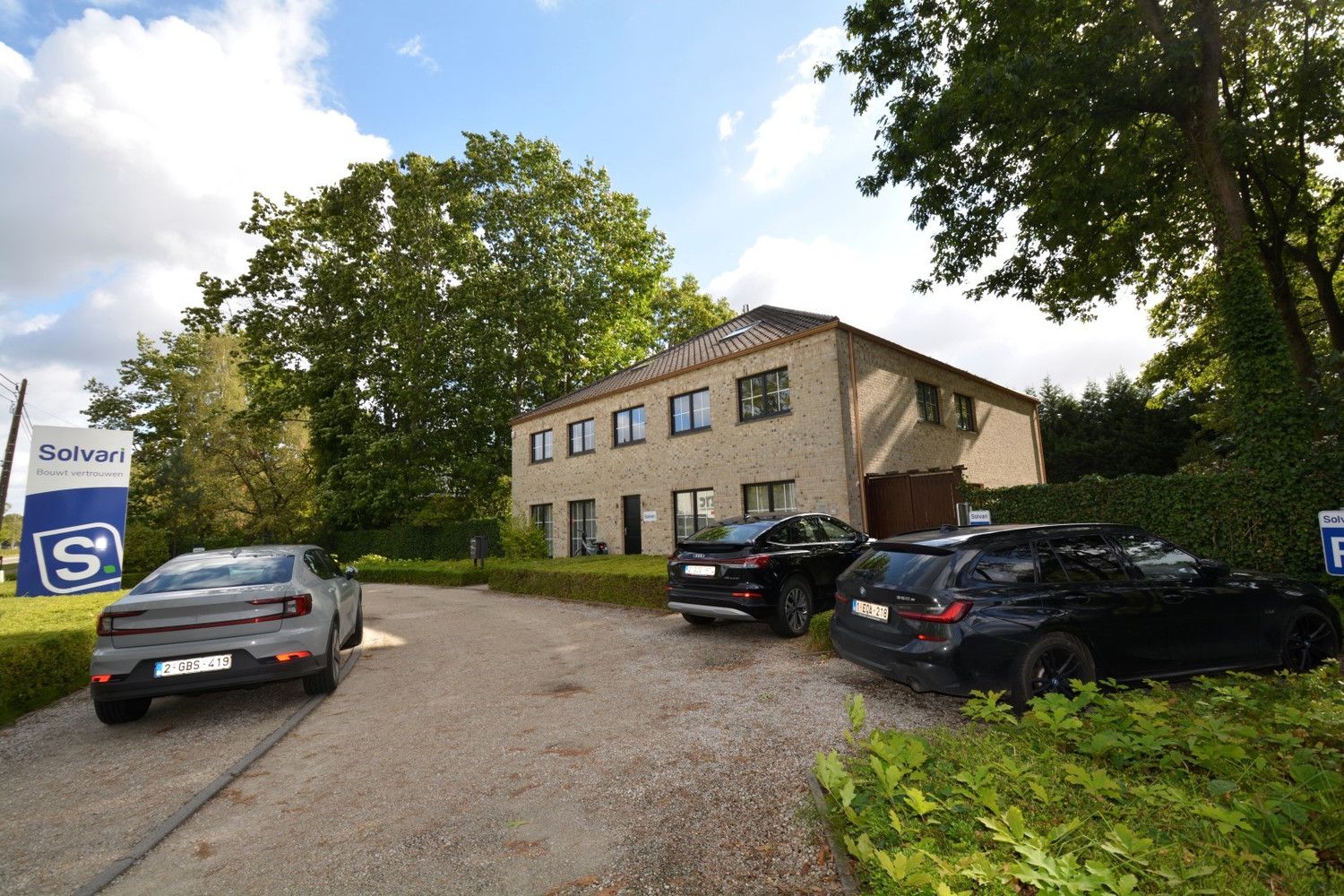 VERZORGD KANTOORGEBOUW MET PARKING! foto 2