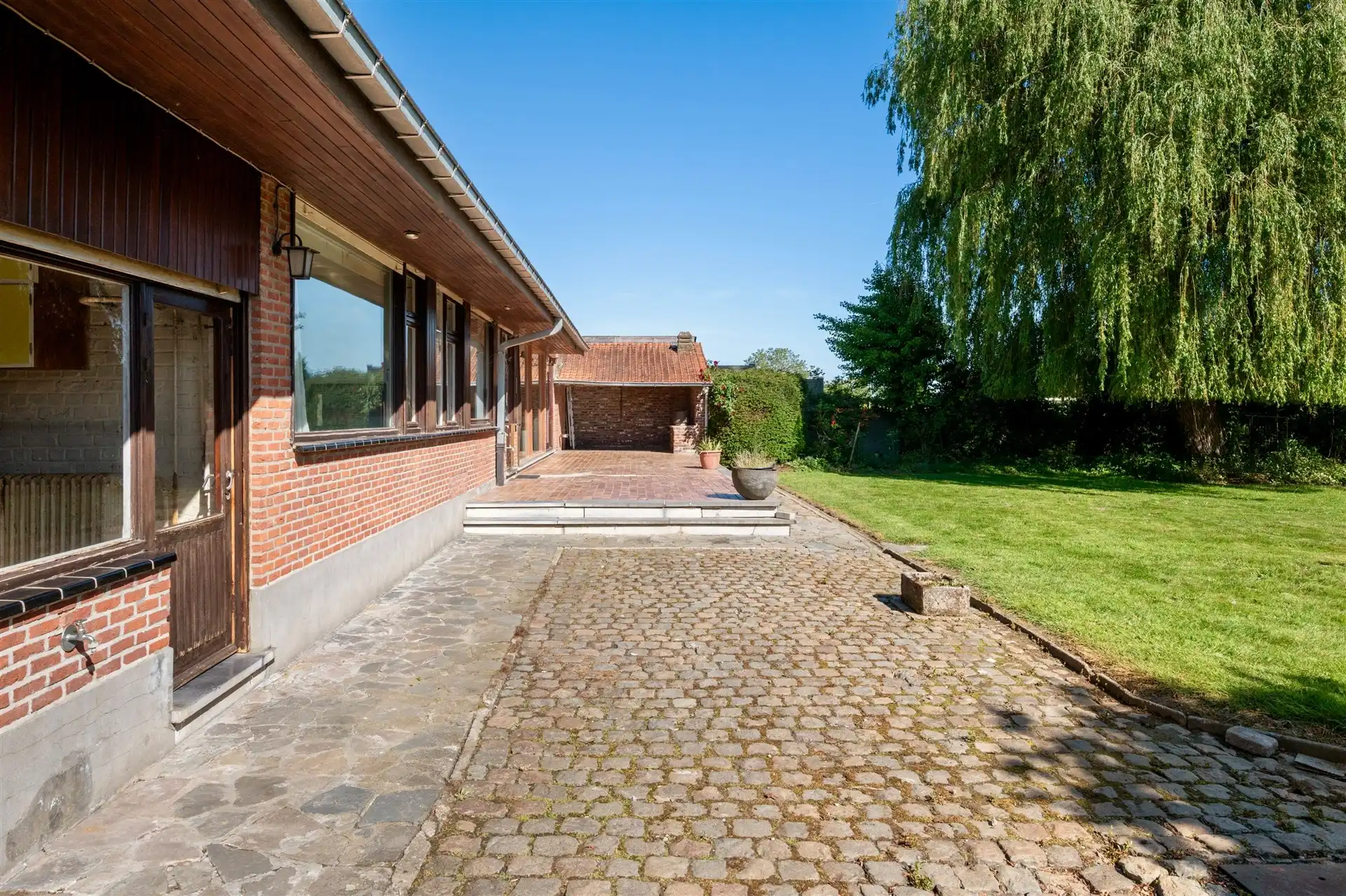 Bijzonder unieke villa op zeer ruim perceel foto 24