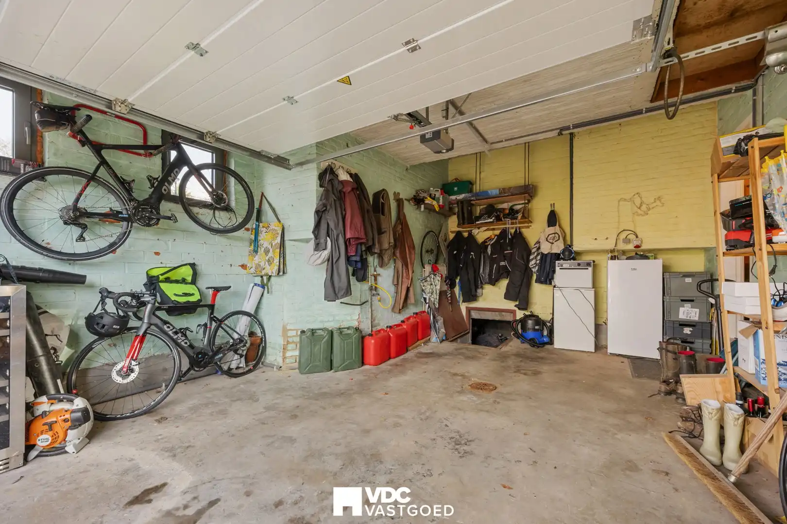 Ruime villa met praktijkruimte of extra woonruimte, zicht op bloesemweide en perceel van 1.745 m² foto 28