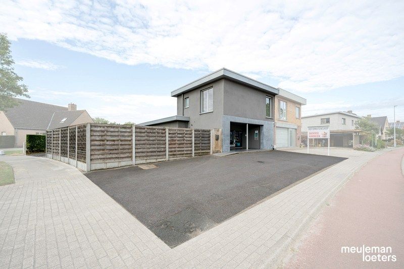 Eigentijdse woning met garage en beroepsgedeelte foto 20