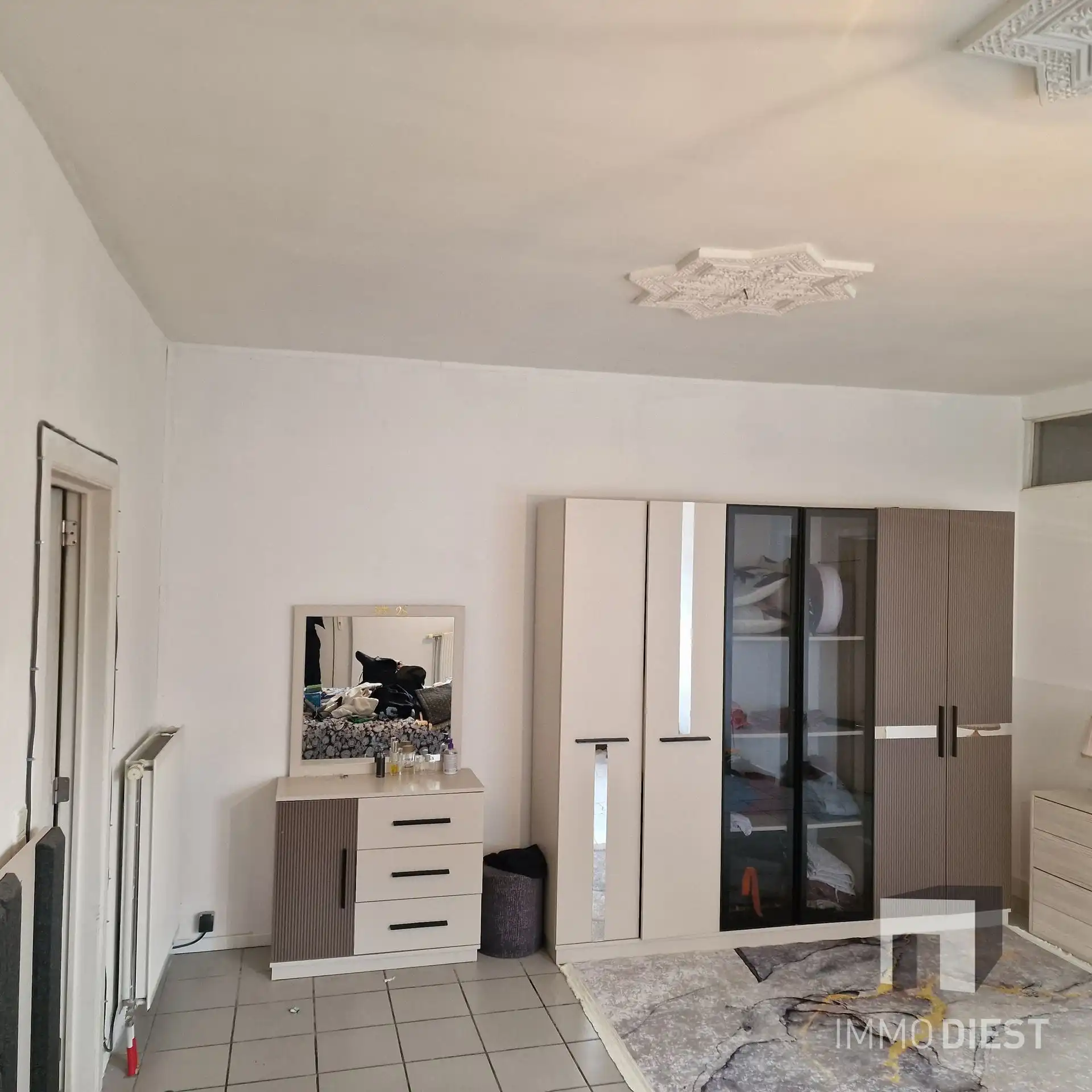 Handelsgelijkvloers met woonst en garages foto 2