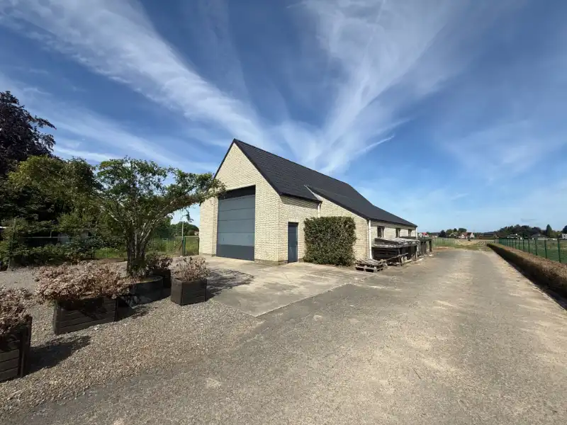 Ruime bungalow met grote tuin en loods te huur foto 6