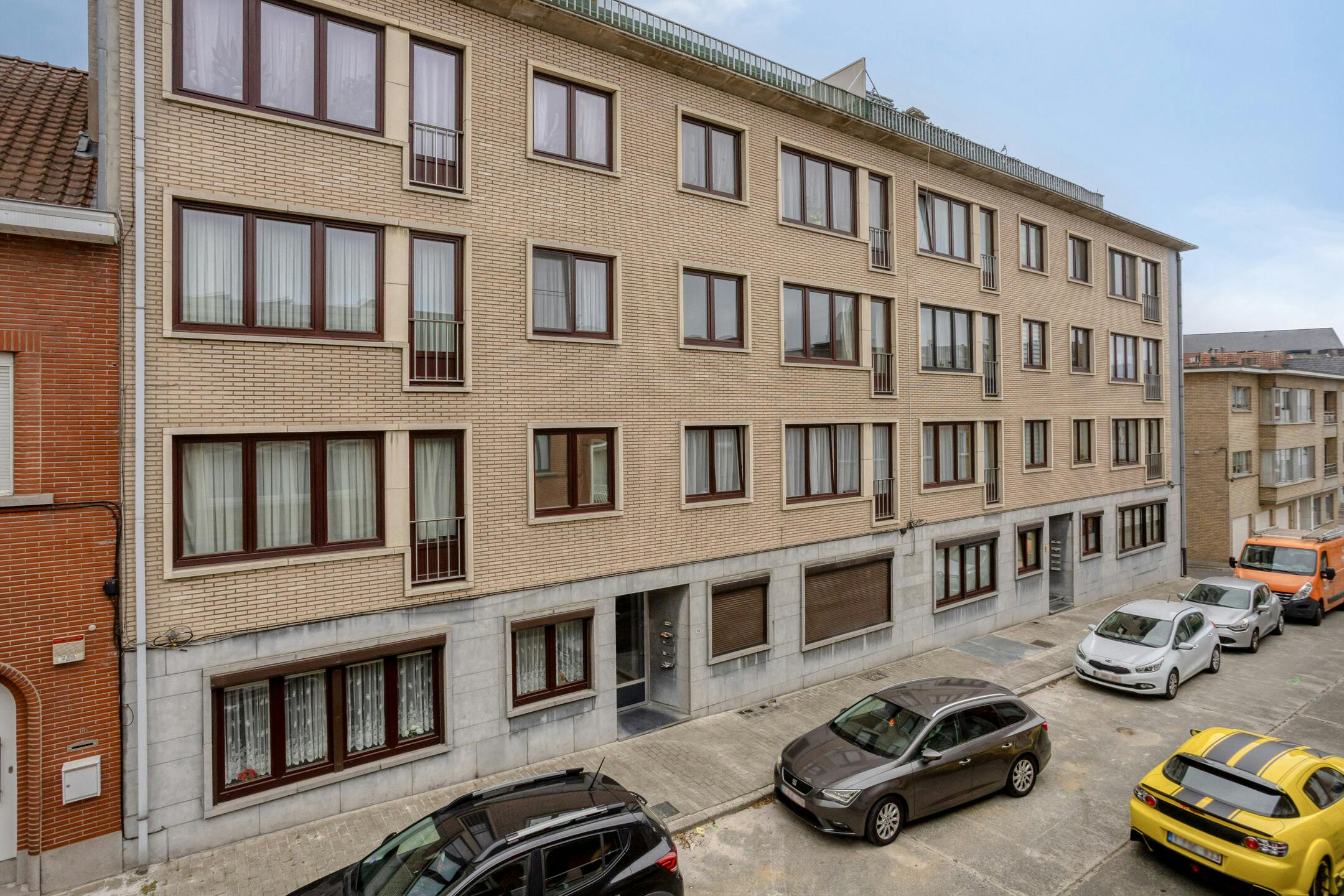 Totaal gerenoveerd appartement met 2 slaapkamers, terras en privé garagebox te centrum Strombeek foto {{pictureIndex}}