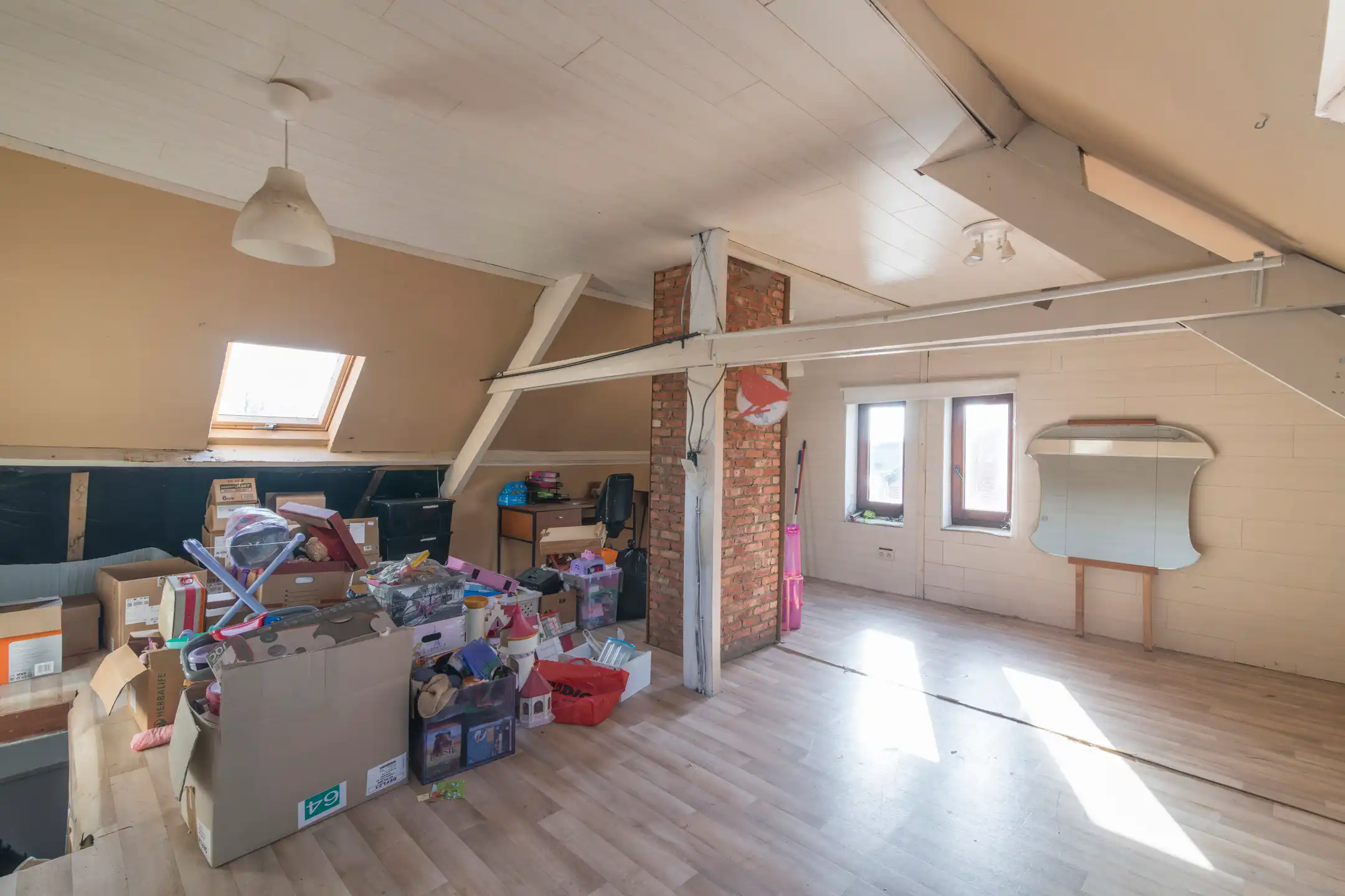 Ruime halfopen woning met tuin en veel potentieel foto 33