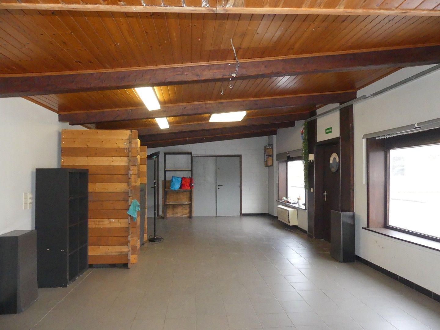 Dorpscafé met woonst, ruime garage en binnenkoer foto 7