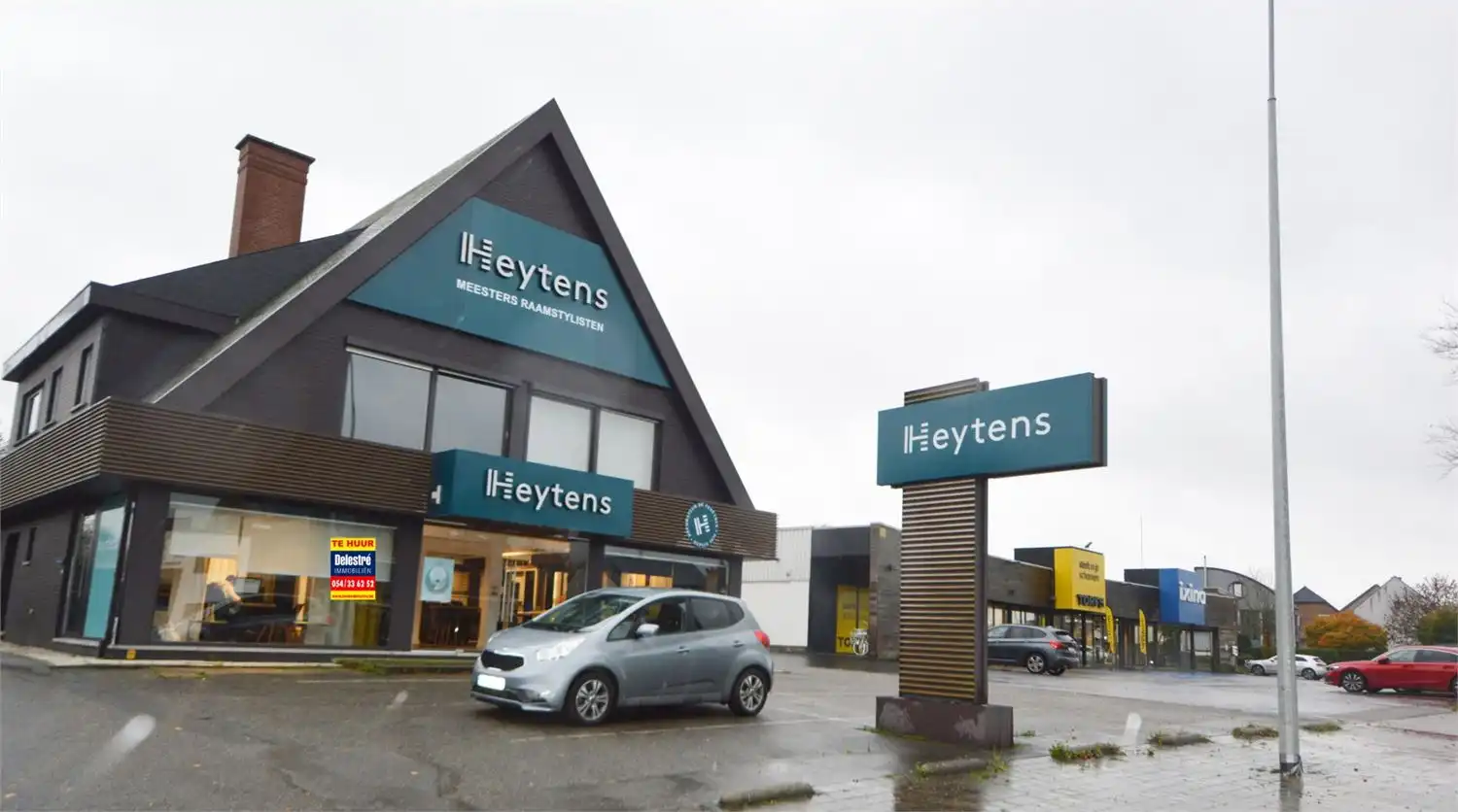 TOP GELEGEN BAANWINKEL MET PARKING NAAST IXINA EN TORFS, nabij BURGER KING & MC DONALDS foto 3