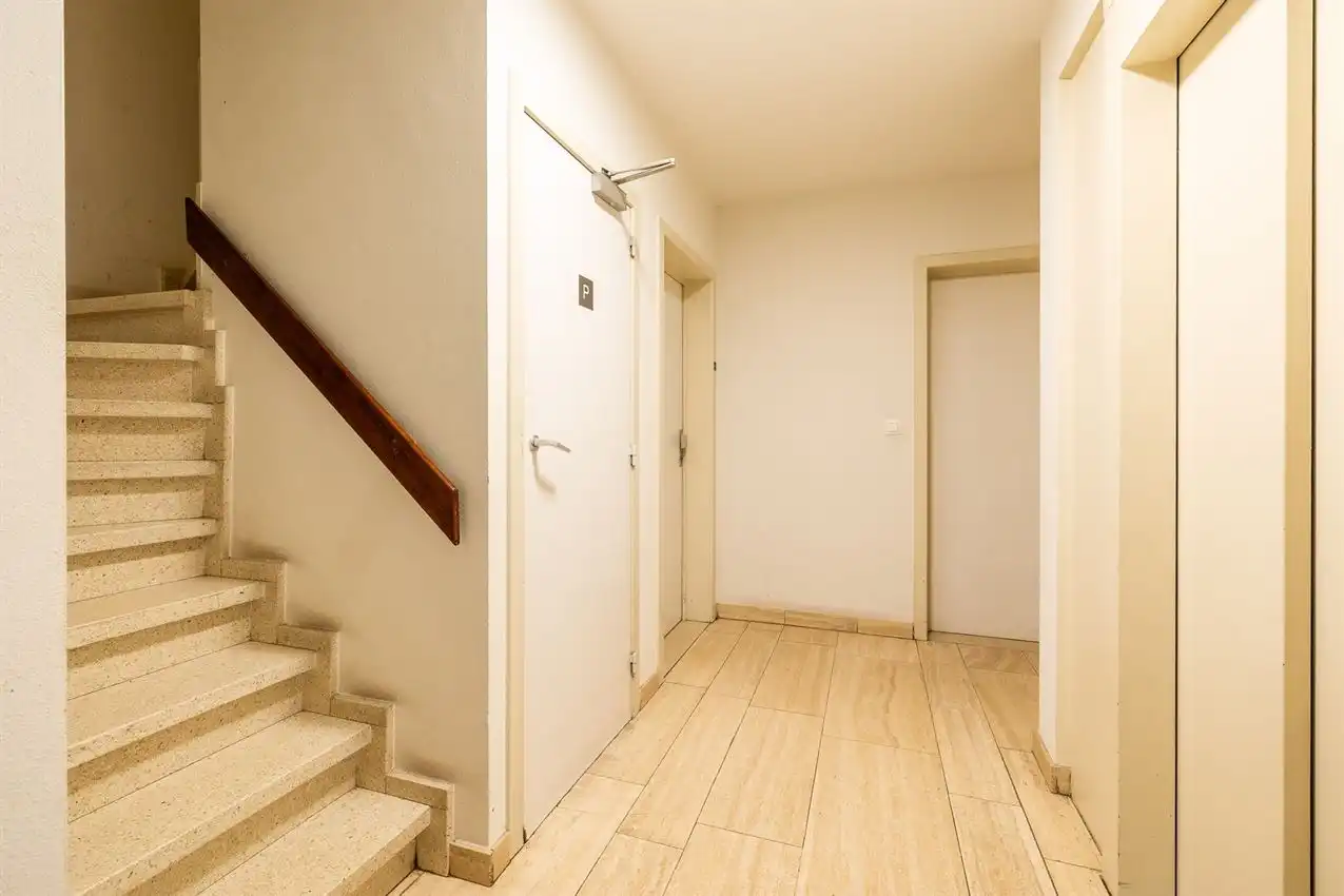 Vernieuwd app, twee slaapkamers, terras en garage foto 31