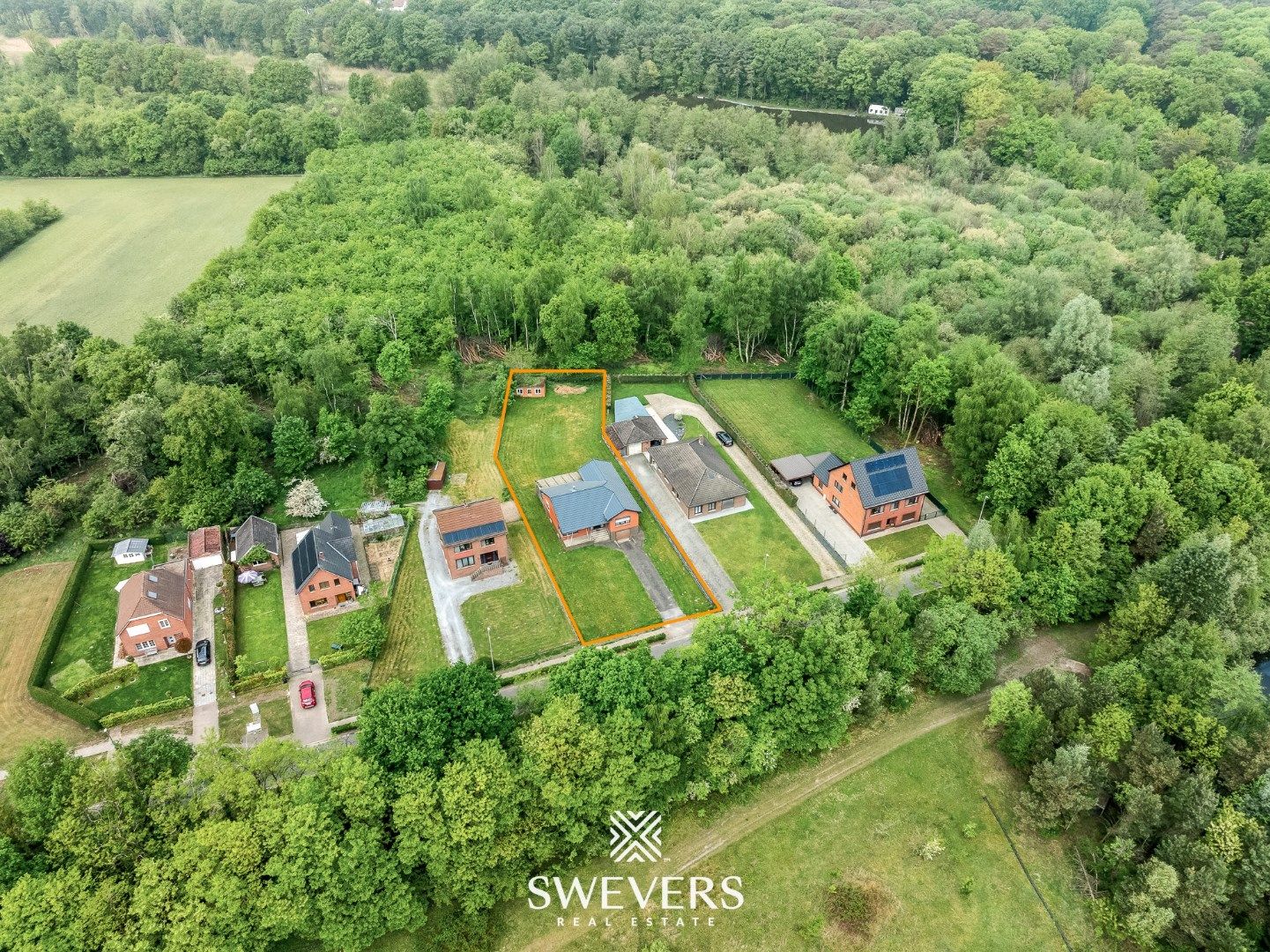 Charmante woning met 3 slaapkamers op 14a 93ca te Genk foto {{pictureIndex}}
