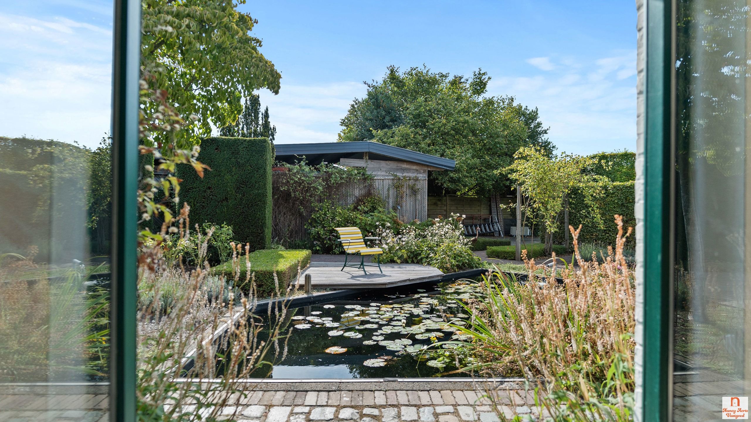 Instapklare woning met uitzonderlijk grote tuin met vijver foto 19