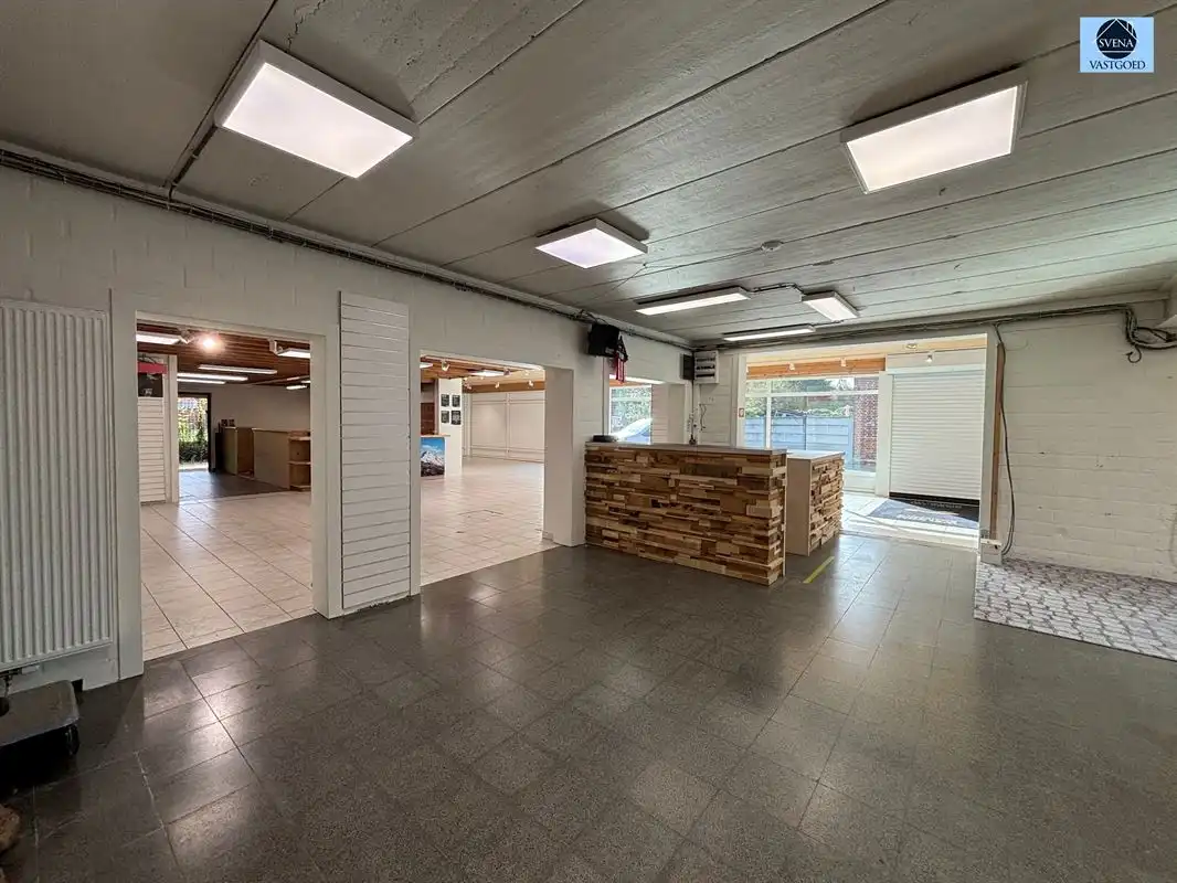 COMMERCIELE RUIMTE MET DUPLEXAPPARTEMENT- VEEL MOGELIJKHEDEN EN UITSTEKENDE ZICHTBAARHEID foto 4