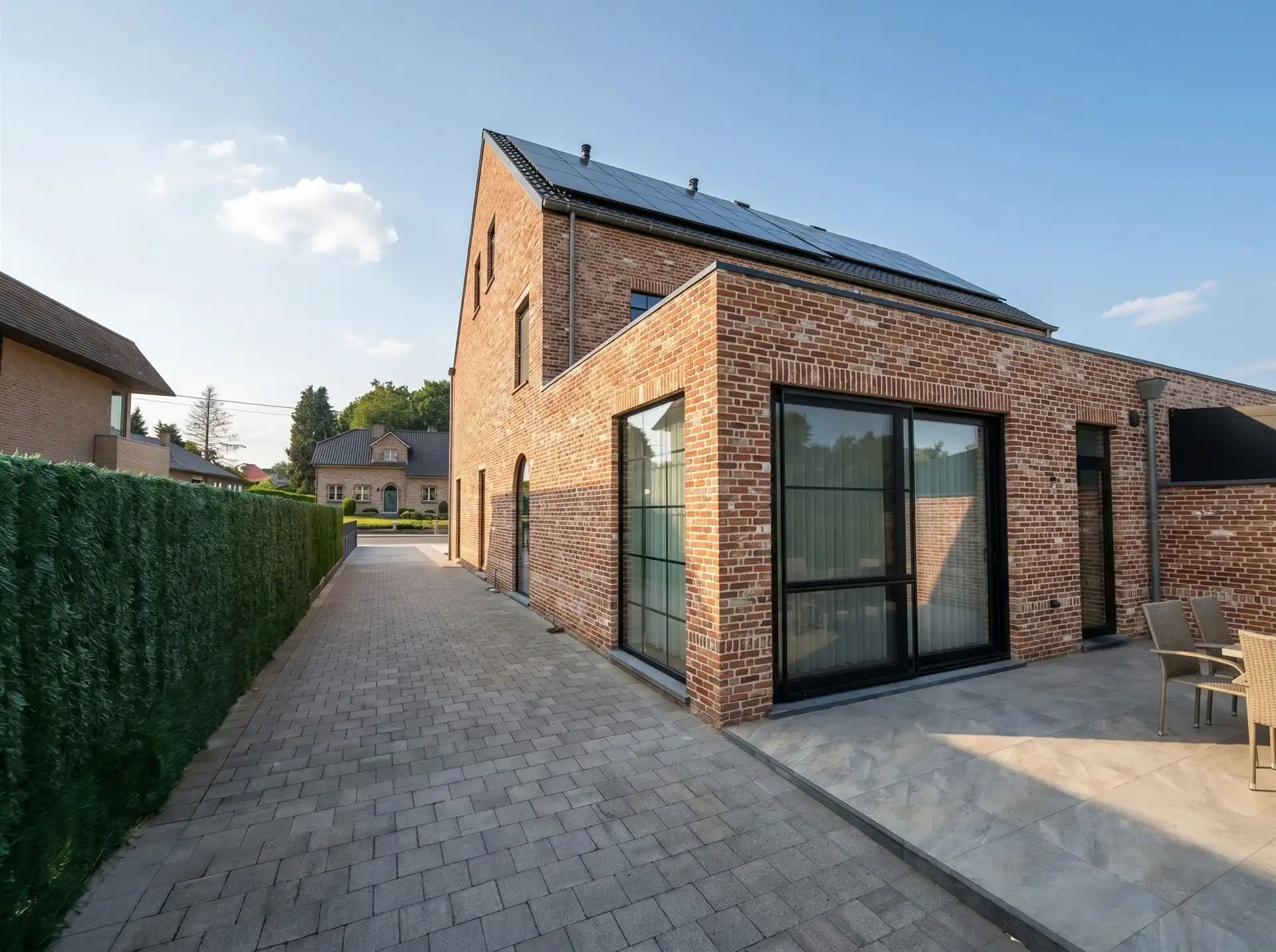 Stijlvolle halfopen pastorijwoning met praktijkruimte, 4 slaapkamers, garage en zonnige tuin op bijna 10 are foto 4