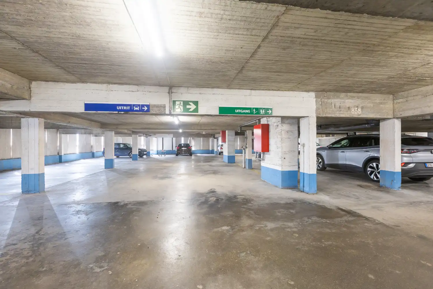 Overdekte parkeerplaats in het europacentrum foto 2