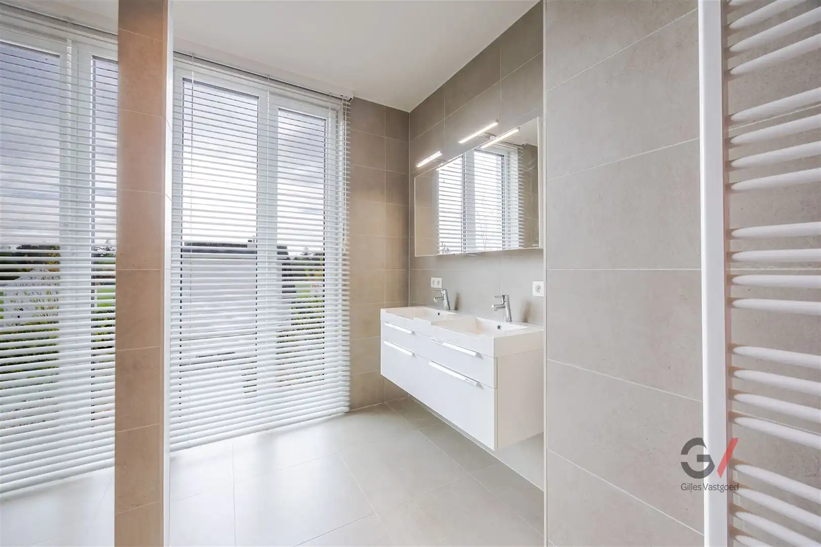 Lichtrijk en modern appartement met ruim terras foto 16