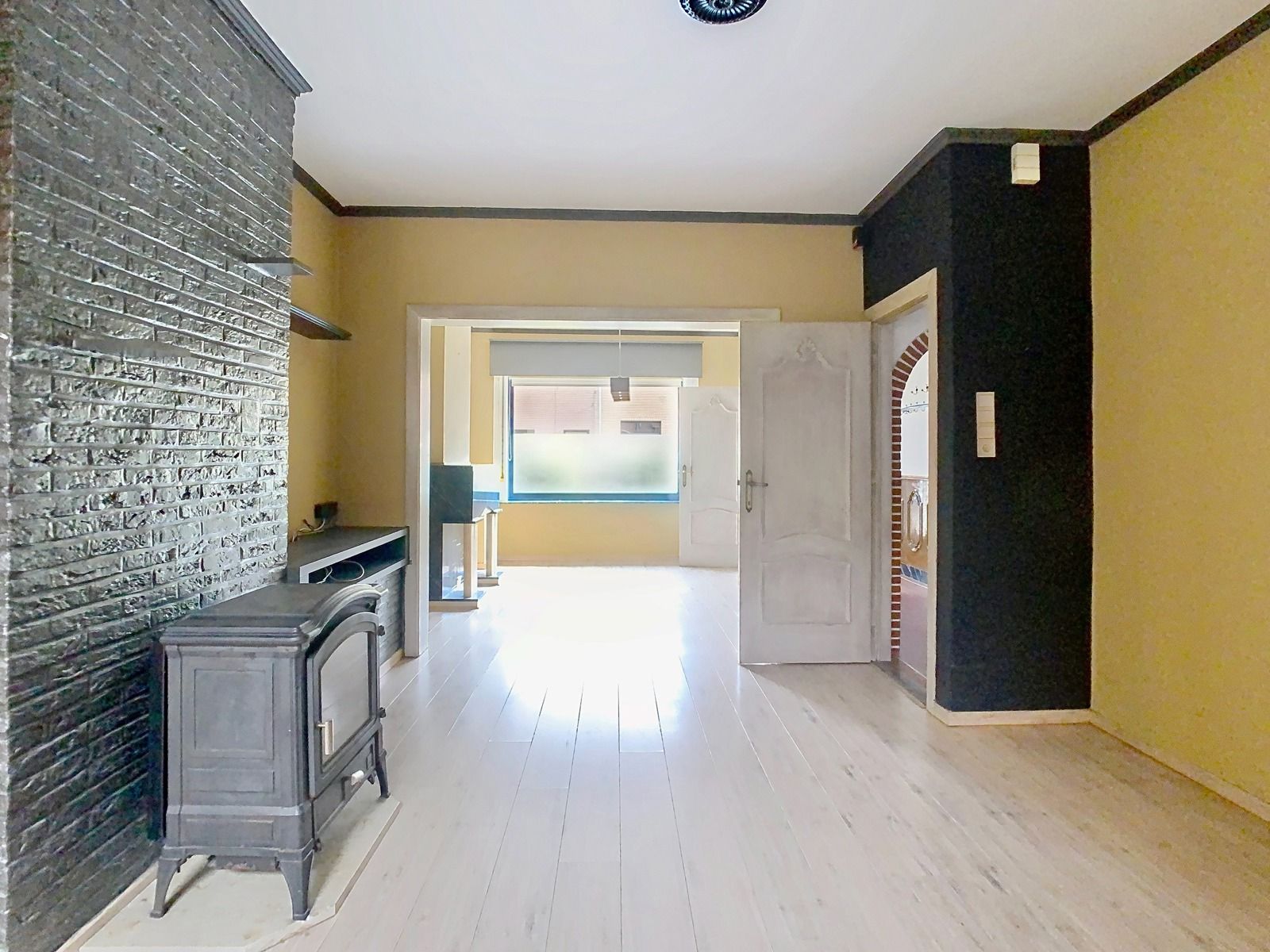 Mooie stadswoning met 2 SLPK,tuin en optionele garage! foto 4