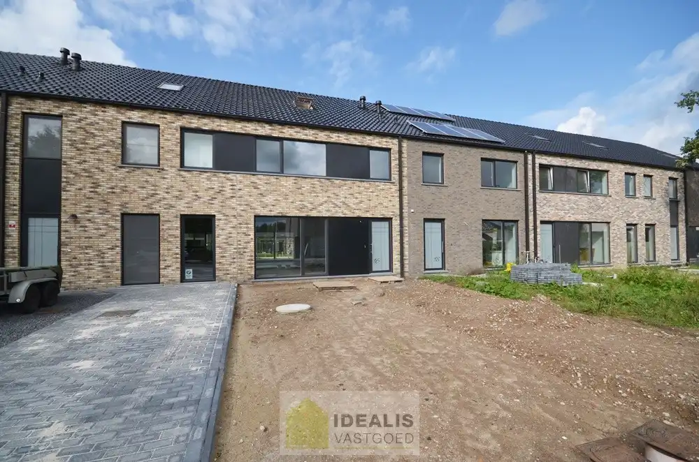 GELIEVE ENKEL AAN TE MELDEN VIA MAIL!! RUIME NIEUWBOUW GEZINSWONING OP WANDELAFSTAND VAN CENTRUM! – Afgewerkte en ruime woning perfect gelegen op wandelafstand van het centrum van Peer alsook vlakbij uitgebreide sportfaciliteiten!! De woning is zeer fijn ingedeeld, met een inkomhal en wc, riante woonkamer, open keuken met naastgelegen berging op de gelijkvloerse verdieping, overloop, 3 slaapkamers en een ruime badkamer op de eerste verdieping en een zolder te bereiken via vast trap op de 2e verdieping!! Tevens beschikt de woning over een private voortuin/parking en is er een leuk tuintje met tuinberging aan de achterzijde. De achterzijde van het perceel is tevens toegankelijk via een pad. Deze nieuwbouwwoning werd zeer goed geïsoleerd opgeleverd, heeft slechts een E-peil van 38 en is voorzien van ventilatie type D!! Zeer geschikt voor kandidaten op zoek naar een correct geprijsde nieuwbouwwoning!! Beschikbaar vanaf 1 december 2026. foto 3