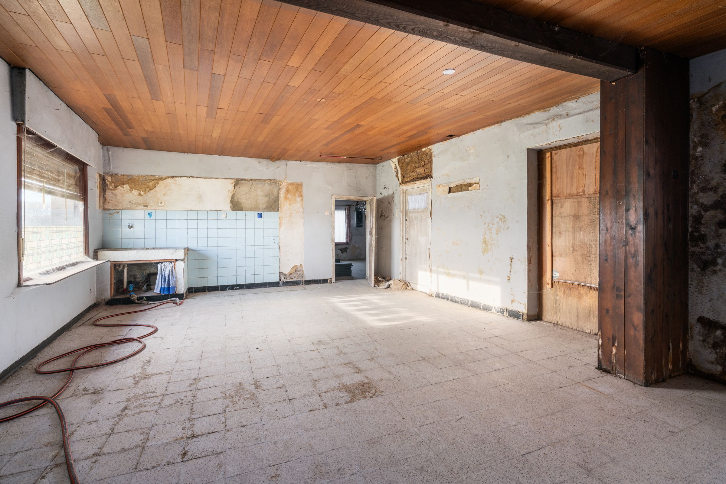 Te renoveren woning met zicht op de velden te Knesselare foto 6