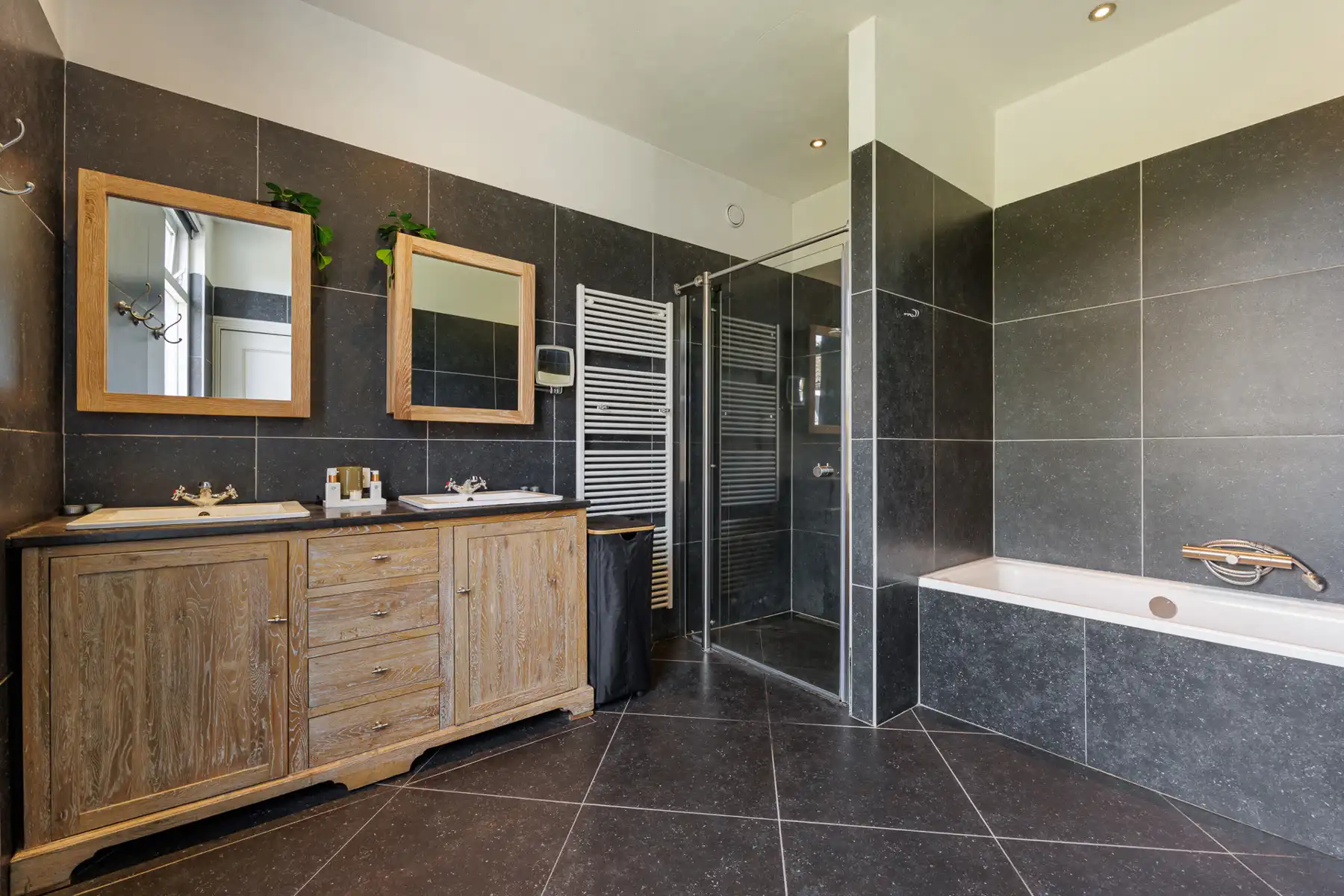 Ruime gezinswoning met 4 slaapkamers op een perceel van 610m². foto 19