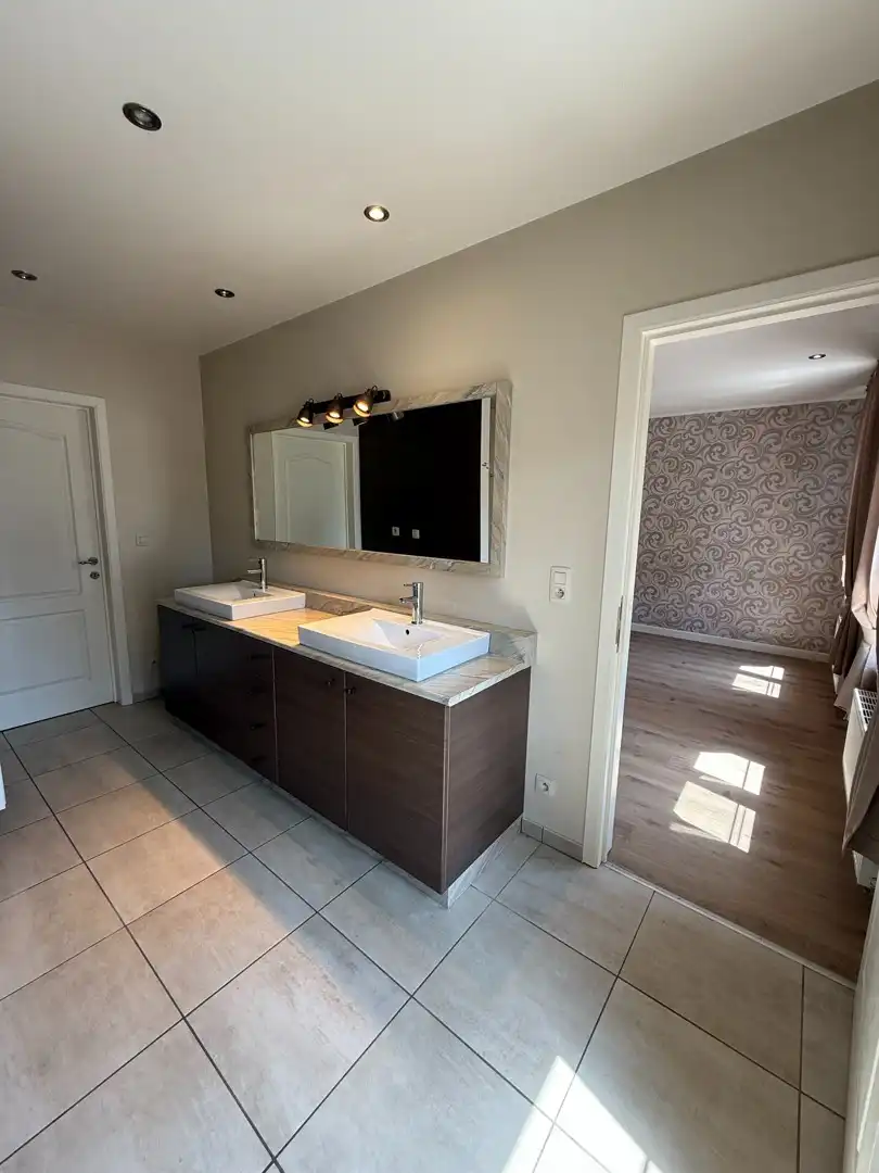 Prachtig, instapklaar energiezuinig appartement met 3 slaapkamers, terras en tuin te Bocholt. foto 9