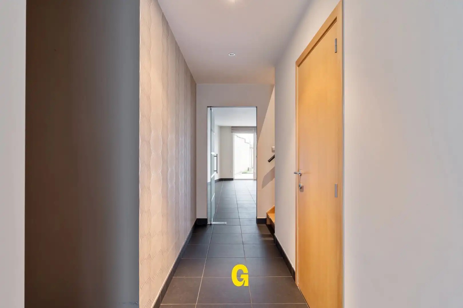 Degelijke instapklare rijwoning met drie slaapkamers, inpandige garage en tuin met terras vlakbij het centrum van Bilzen foto 6