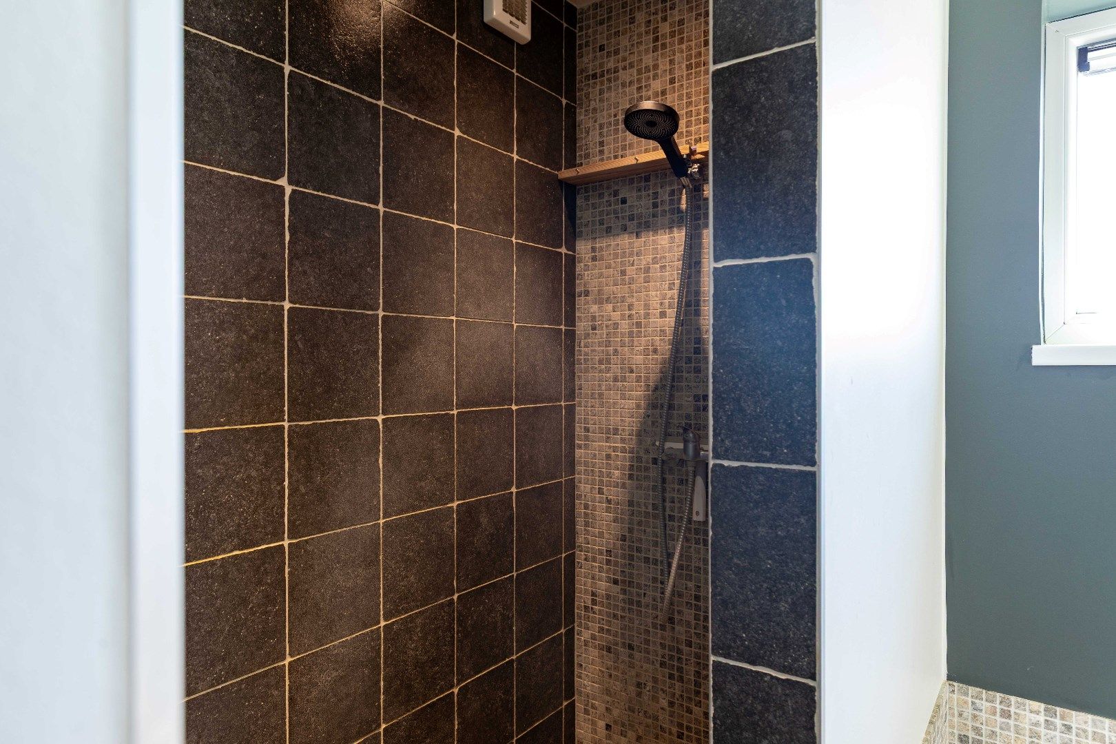 Vernieuwde energiezuinige alleenstaande woning met bijgebouwen  foto 13