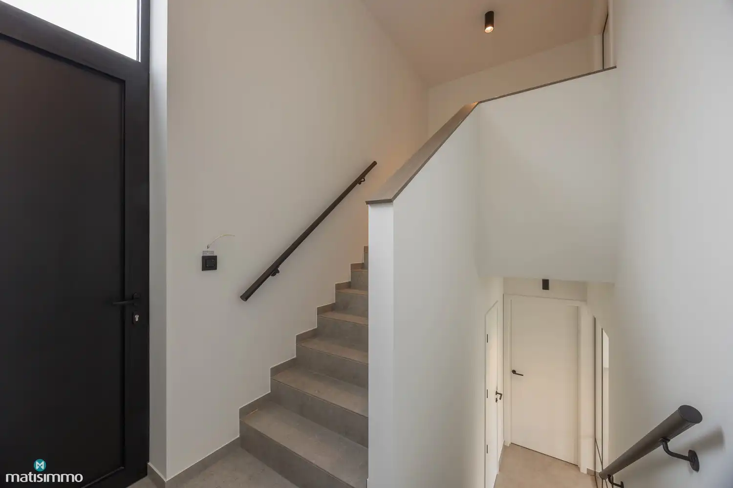 HOOGWAARDIG AFGEWERKTE NIEUWBOUWWONING MET DRIE SLAAPKAMERS EN TUIN (INCLUSIEF TUINONDERHOUD) TE RIEMST foto 2