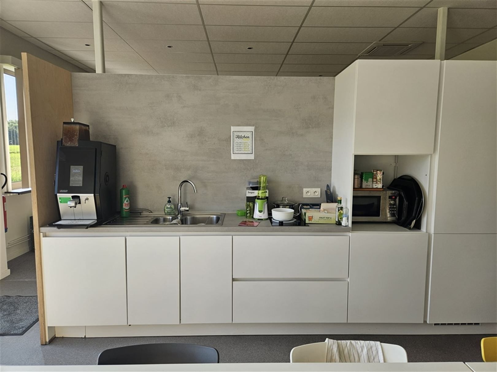 Magazijn met kantoren op topligging  foto 10