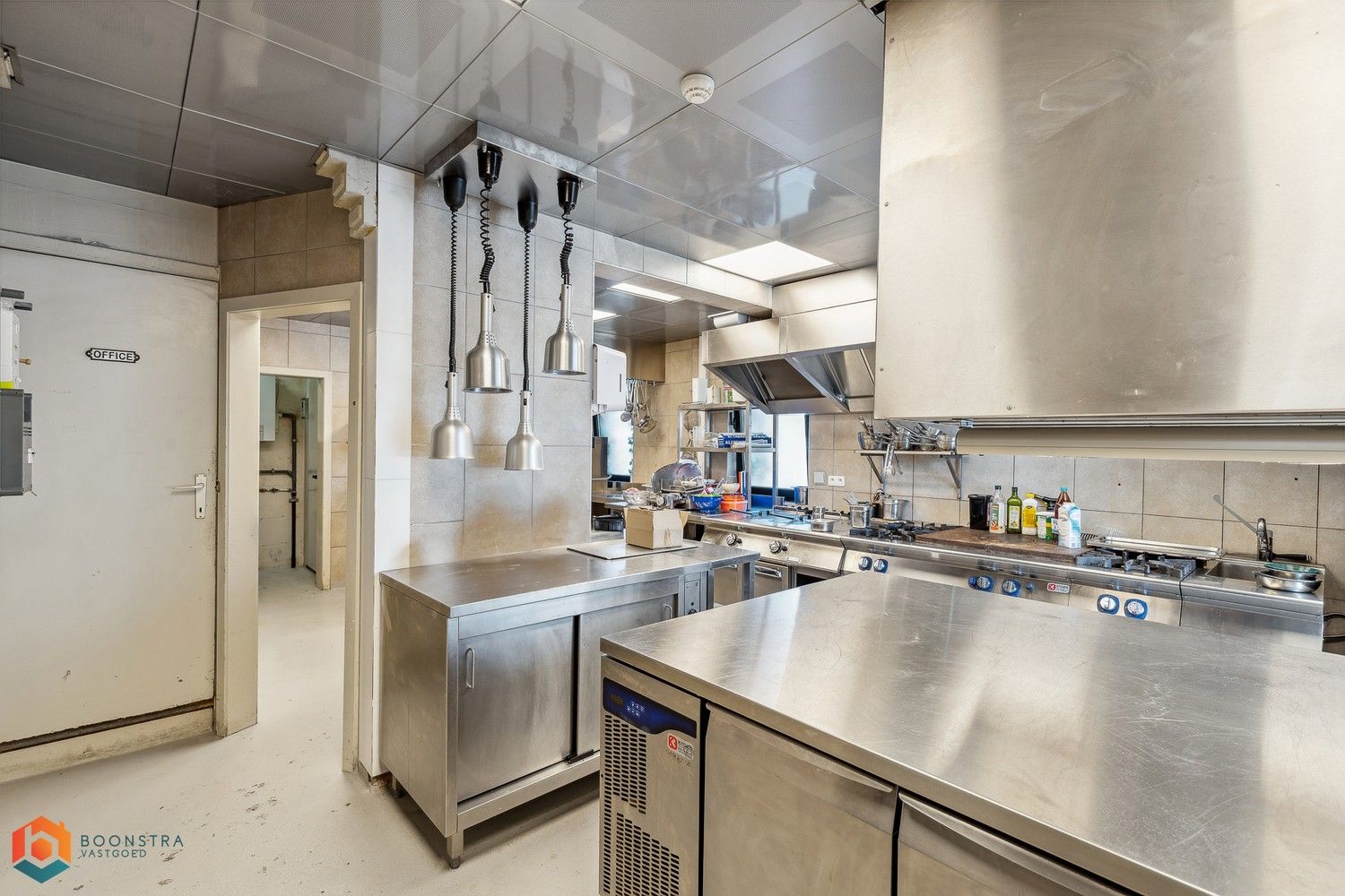 Grondig gerenoveerd handelsgelijkvloers met woonst en ruime parking foto 13