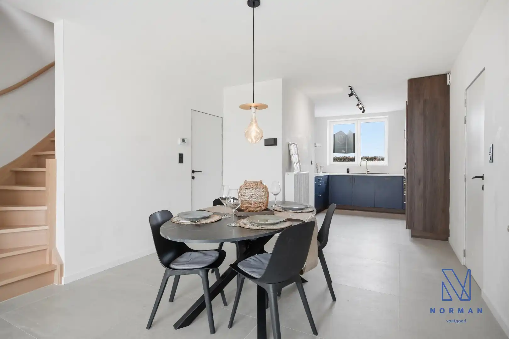 Instapklare, volledig gerenoveerde woning te koop met EPC A, uitgerust met zonnepanelen, drie slaapkamers en een aangelegde tuin. foto 8