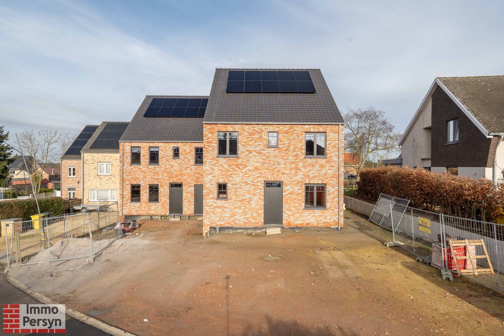 Nieuwbouwwoning in pastorijstijl – Energiezuinig en hoogwaardig afgewerkt foto {{pictureIndex}}