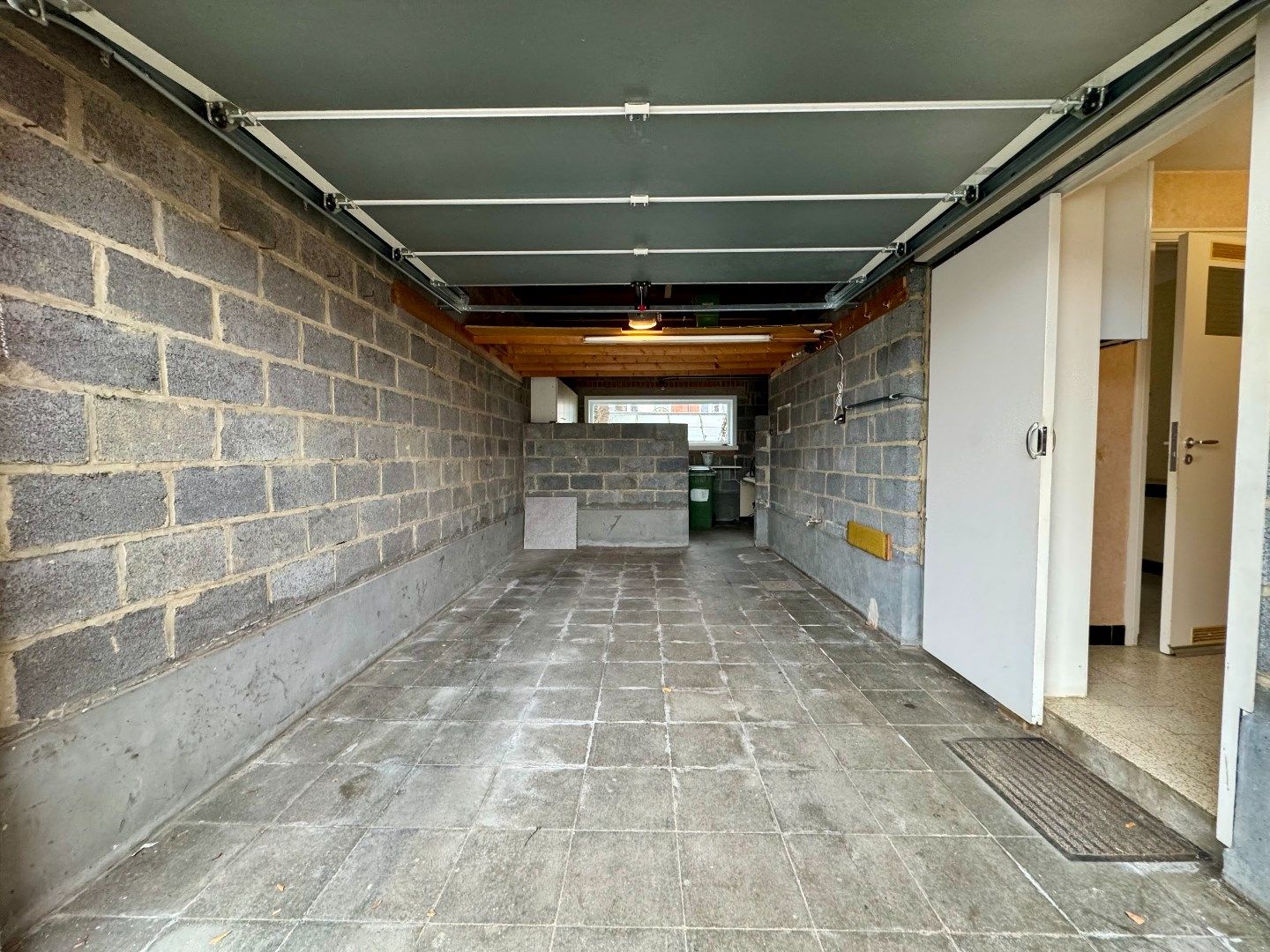 HALFOPEN WONING MET 3 SLPKS, TUIN EN GARAGE foto 8