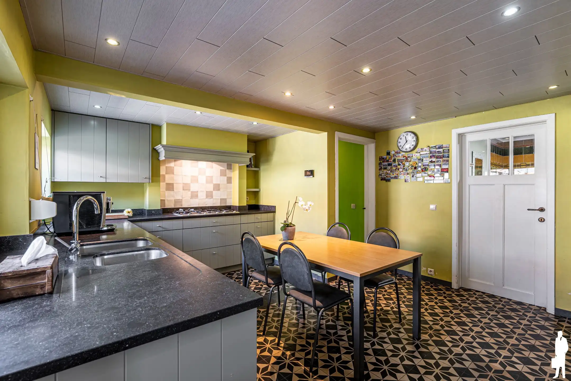 Vrijstaande villa met 4 slpk. gelegen op de dijk van kanaal  foto 18